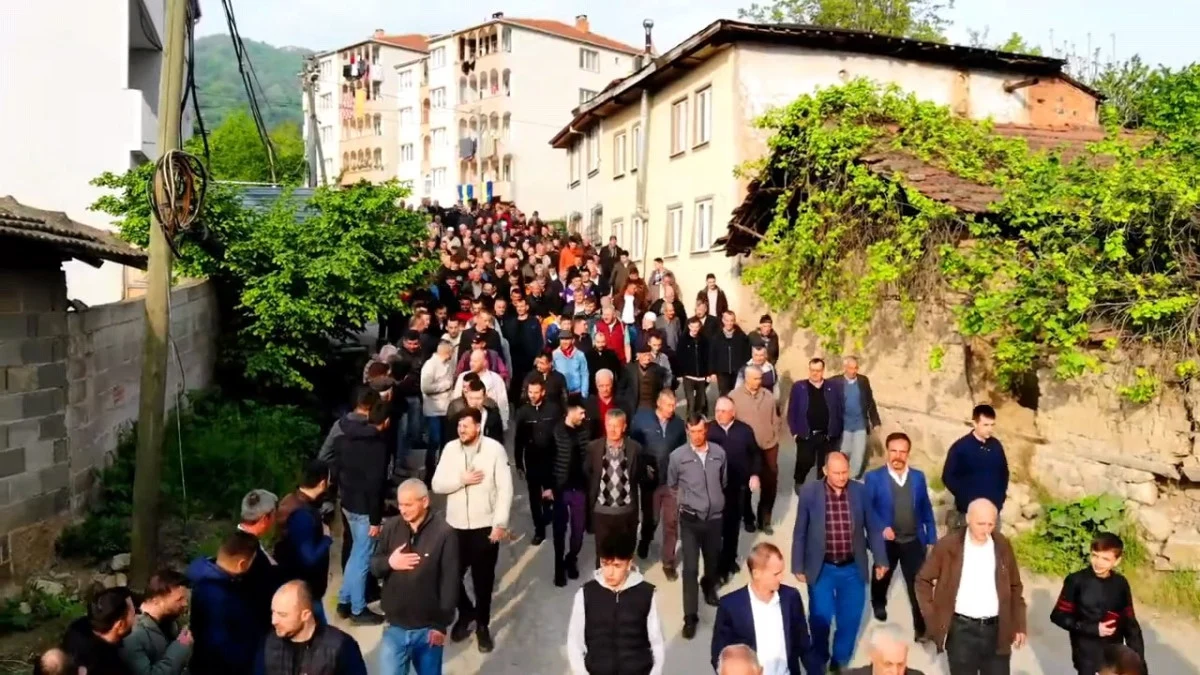 Tradition of collective Eid greetings in Bursa: A line stretching over 1km long