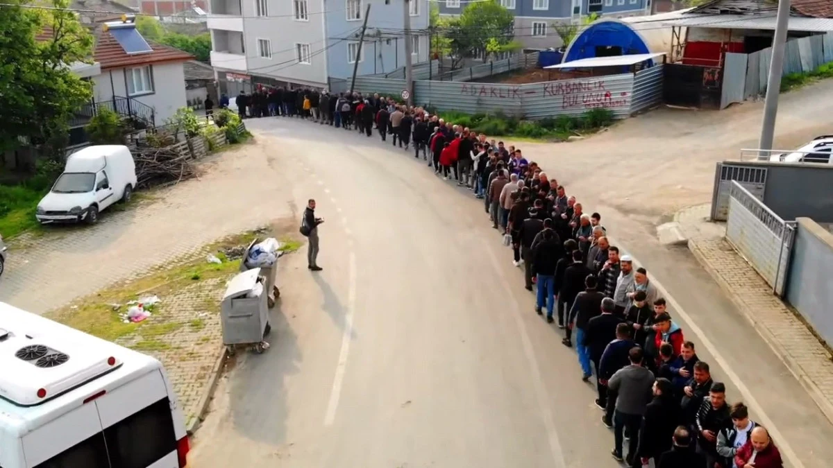 Tradition of collective Eid greetings in Bursa: A line stretching over 1km long