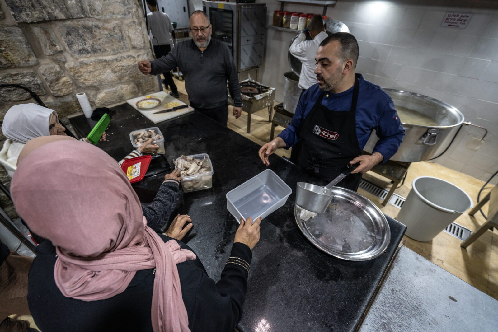 Meals are being distributed at the Haseki Sultan Tekke, an Ottoman heritage site in Jerusalem. (AA Photo)