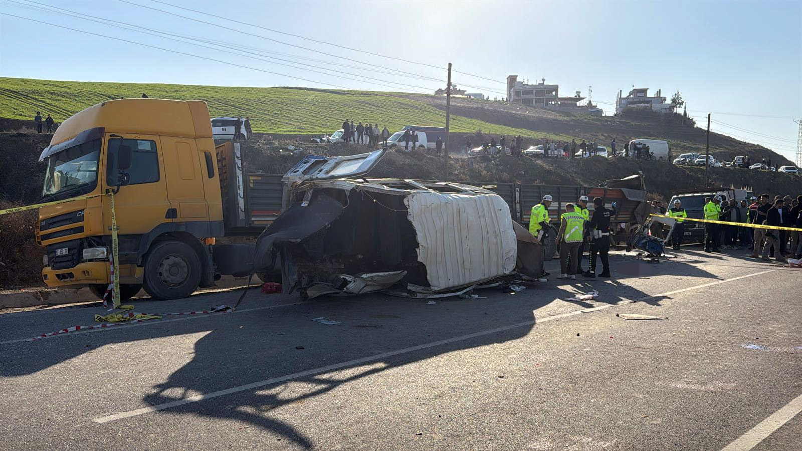 6 people die in tragic shuttle bus accident in Türkiye’s Hatay