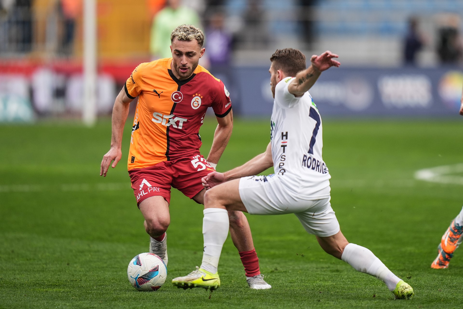 Galatasaray loses ground in title race with 3-3 draw against Kasimpasa