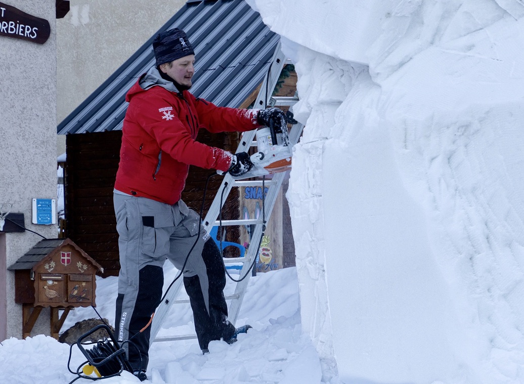 A team of academics from Kocaeli University and Mimar Sinan Fine Arts University won second place with their global warming-themed artwork at the 42nd Valloire International Snow Sculpture Competition held in France. (AA Photo)