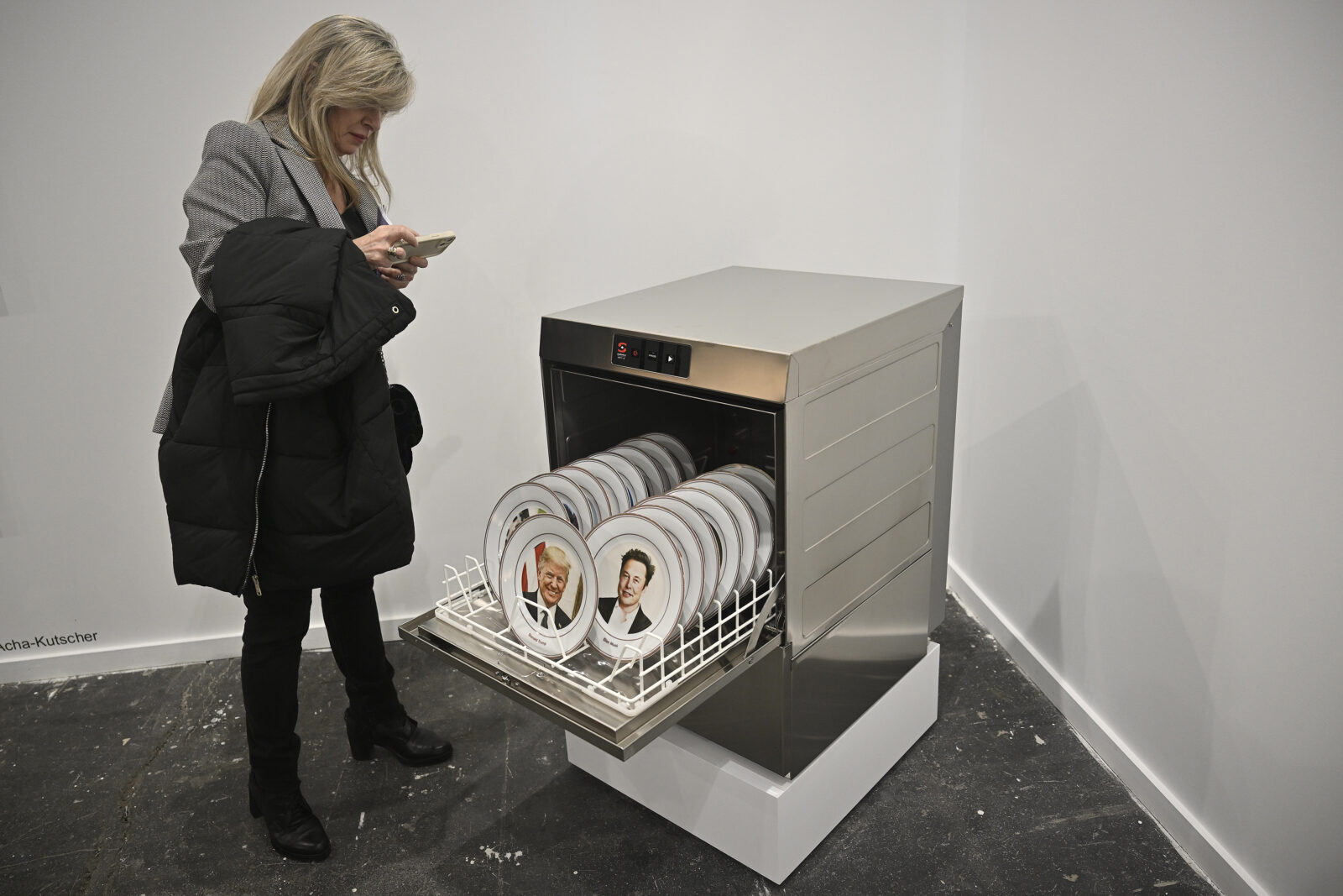 Madrid’s ARCO Art Fair exhibits photos of far-right leaders in dishwasher