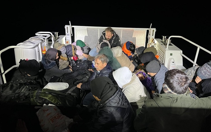 Authorities catch irregular migrants off the coast of Ayvacik district in Canakkale. (AA Photo)
