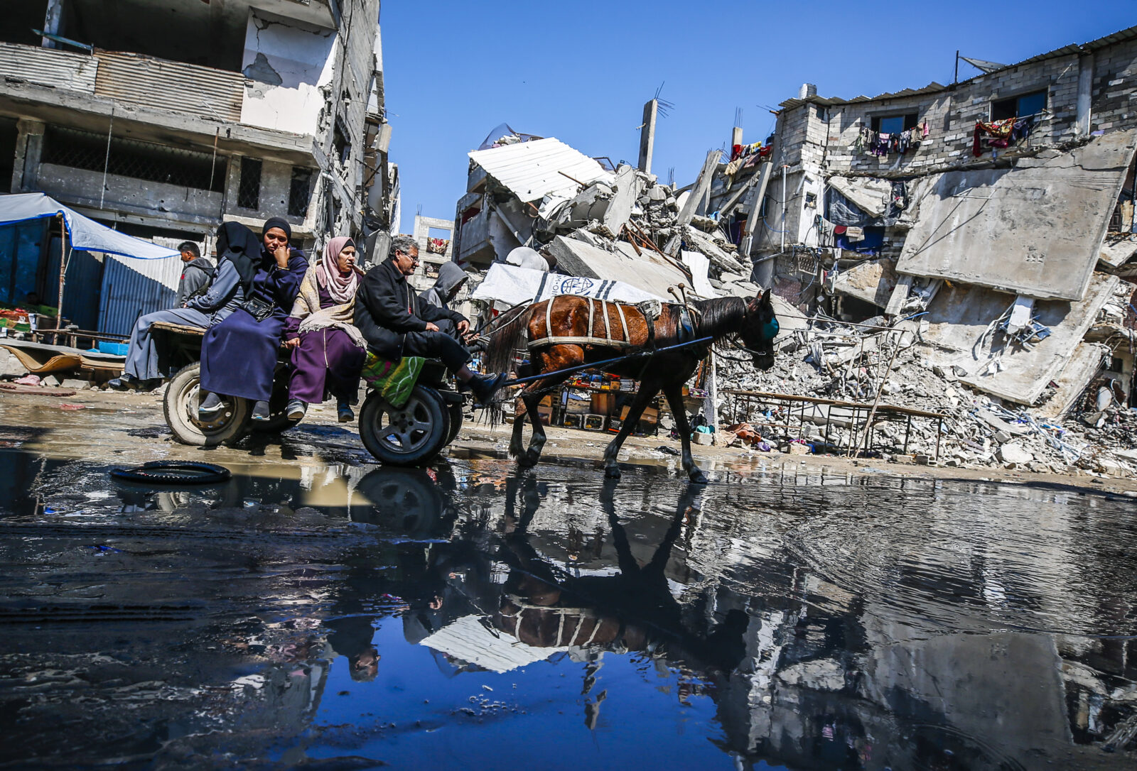 A view of the pollution caused by garbage and various wastes following the thousands of Palestinians displaced under the ceasefire agreement between Hamas and Israel has returned to the northern Gaza Strip in Jabalia, Gaza on March 13, 2025 (AA Photo)