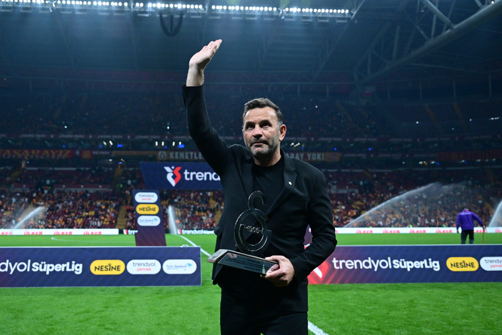 Head coach Okan Buruk of Galatasaray greets fans after receiving a plaque ahead of the Turkish Super Lig week 28 football match between Galatasaray and Onvo Antalyaspor at RAMS Park in Istanbul, Türkiye on March 14, 2025. (AA Photo)