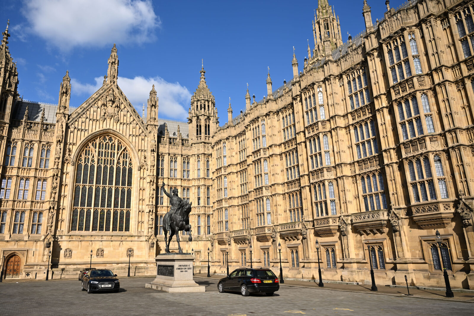 Abdulmaalik Tailor standing near the Houses of Parliament, recounting the story of Lord Henry Stanley.