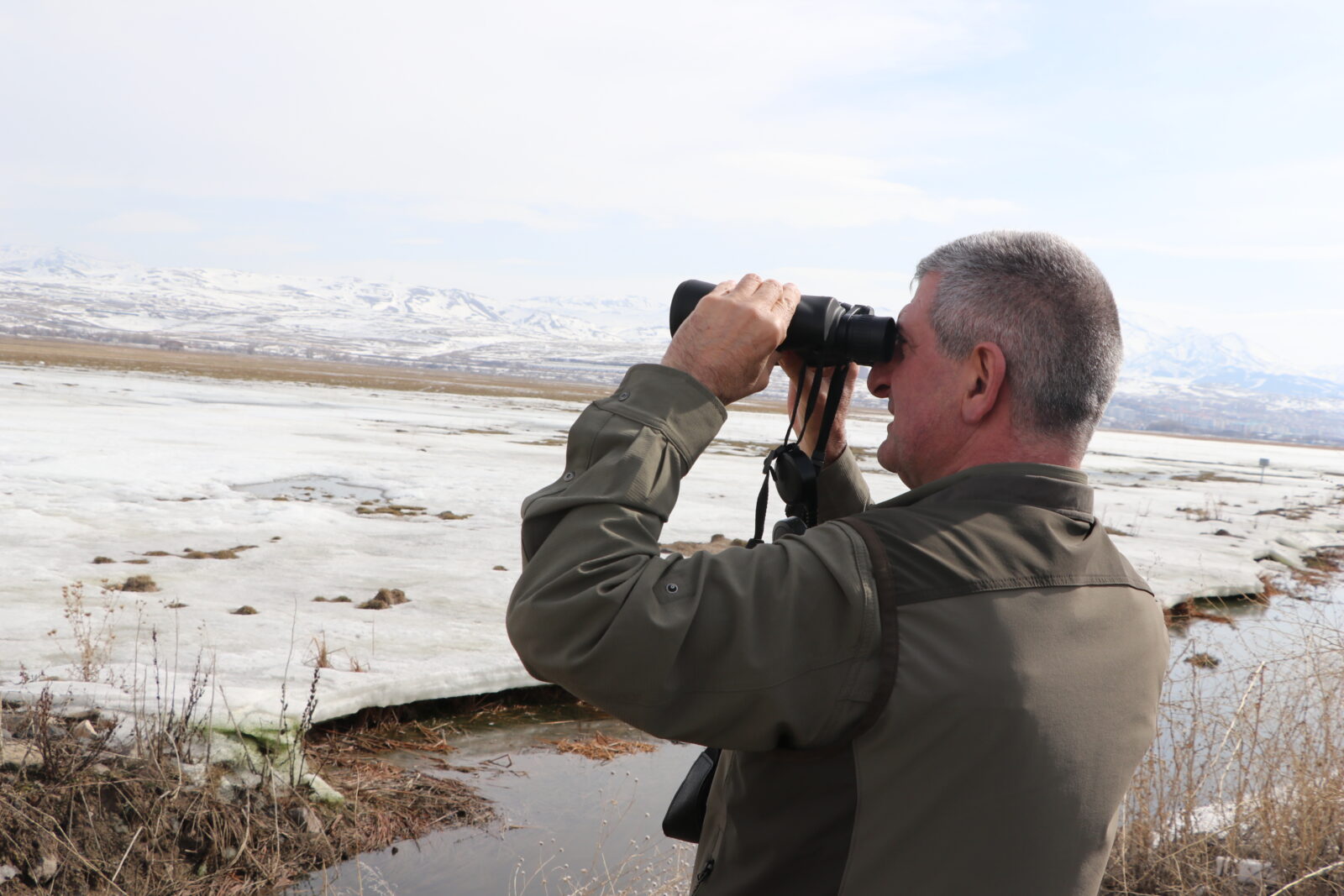In the rural area where snow depth exceeds one meter within the responsibility area of the 13th Regional Directorate of Nature Conservation and National Parks, officers are conducting observation and inspection. (AA Photo)
