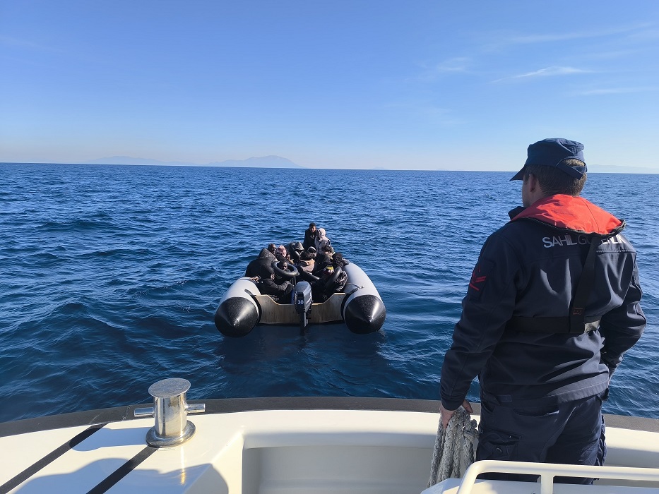 Rescuers save fifty-five irregular migrants off the coasts of Cesme and Dikili districts in İzmir, while authorities catch nine migrant,
