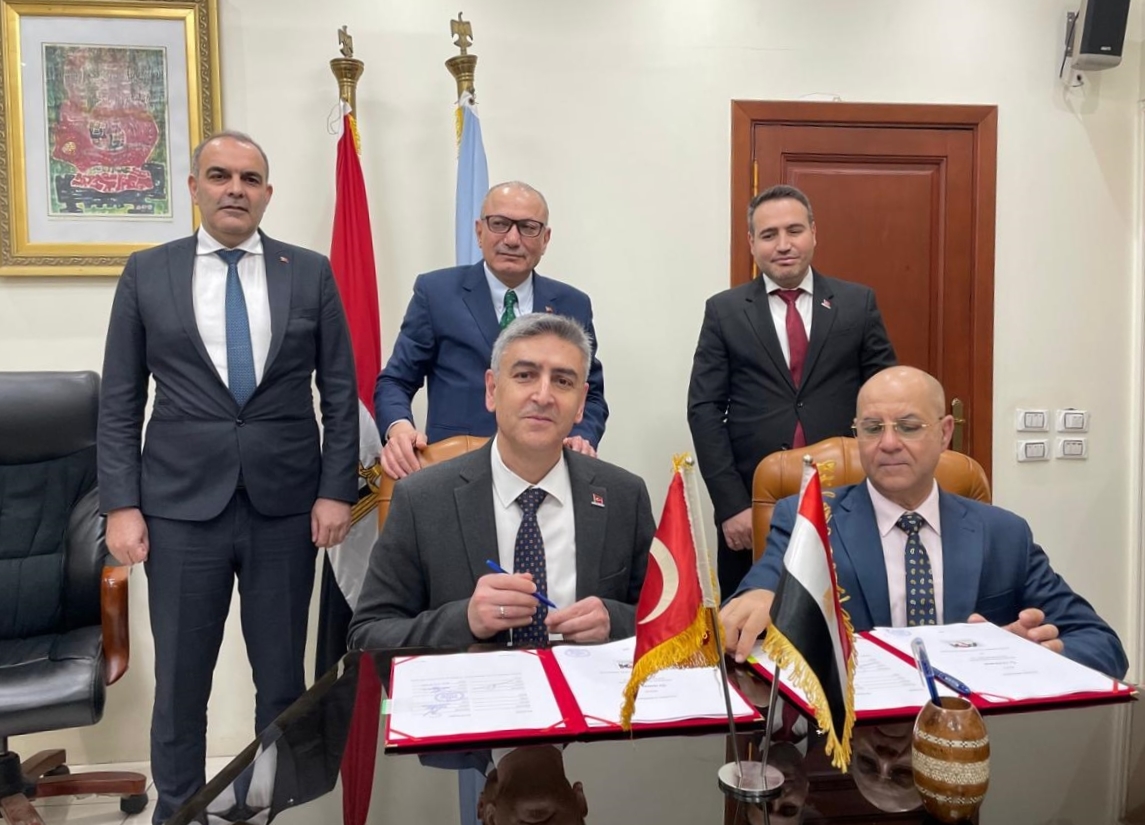 The agreement was signed by Sevket Ünal, Deputy General Manager of HAVELSAN (front left) and Amr Abdulaziz, President of Kadir Factory (front right). Turkish Ambassador to Cairo Salih Mutlu Sen (2nd left back) was also present at the signing ceremony in the Egyptian capital Cairo on March 26, 2025 (AA Photo) 