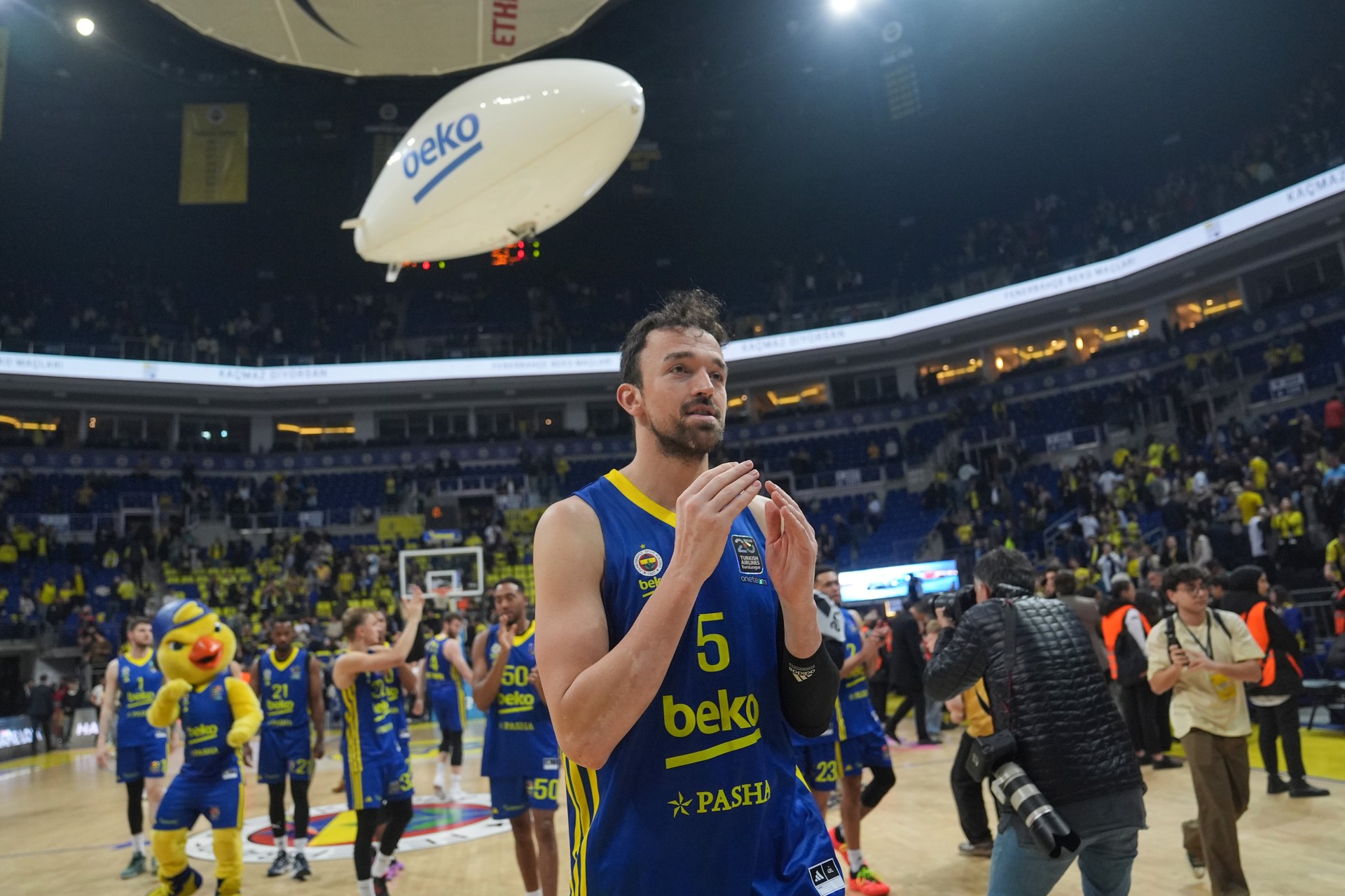 Fenerbahce beats Baskonia 82-77, moves to top of EuroLeague standings