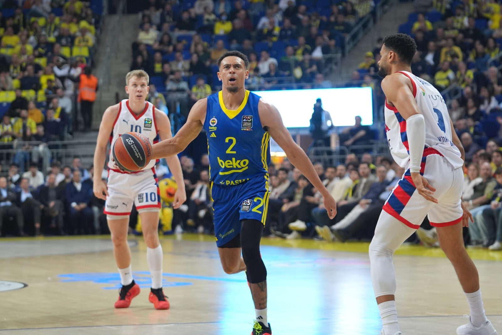 Wade Baldwin (2) of Fenerbahce Beko in action against Ognjen Jaramaz (10) of Baskonia during the Turkish Airlines EuroLeague week 32 basketball match between Fenerbahce Beko and Baskonia at Ulker Sports and Event Hall in Istanbul, Türkiye on March 28, 2025. (AA Photo)