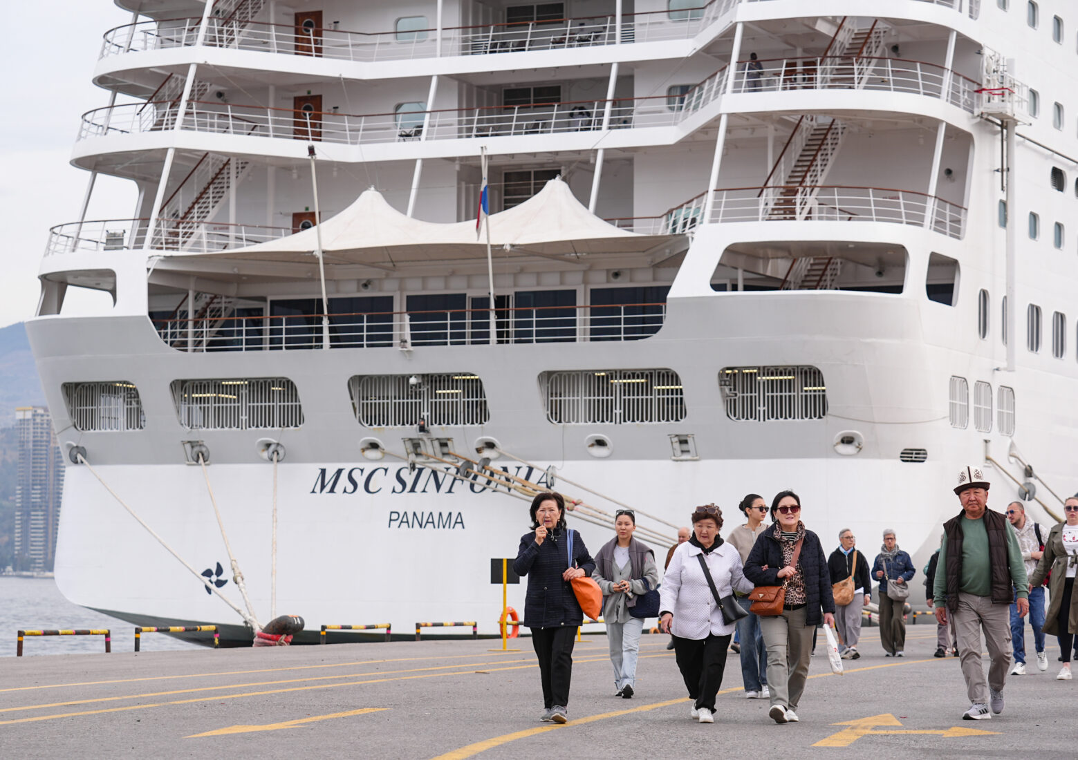 Passengers disembark from the MSC Sinfonia cruise ship, registered in Panama, at a port in Izmir, Türkiye, on Mar. 29, 2025. (AA Photo)