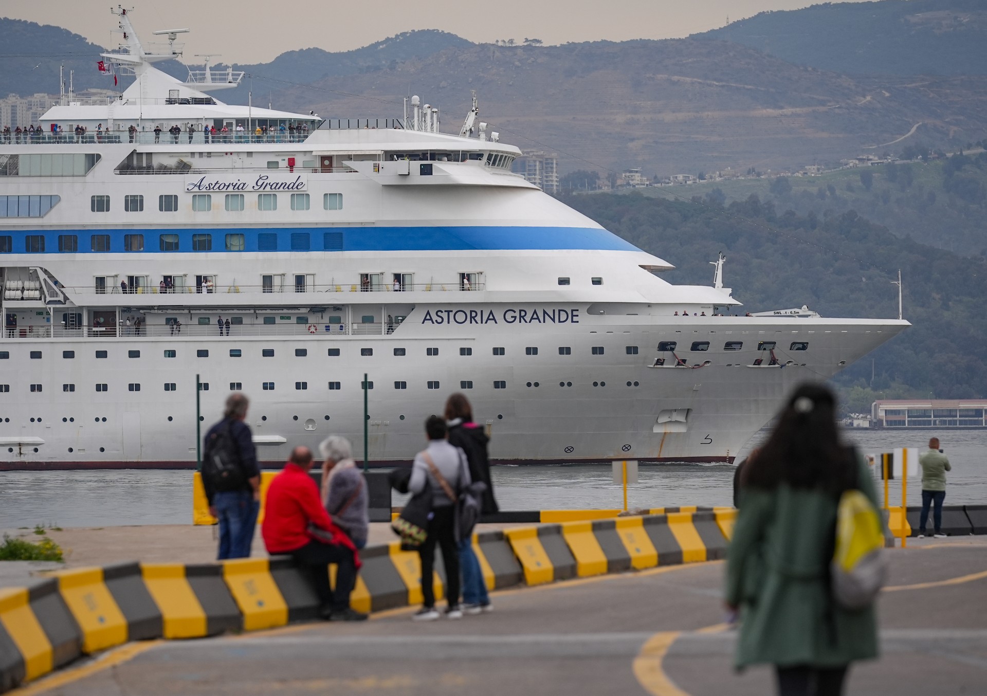 Cruise arrivals on Türkiye’s Aegean coast surge sixfold amid Santorini tremors