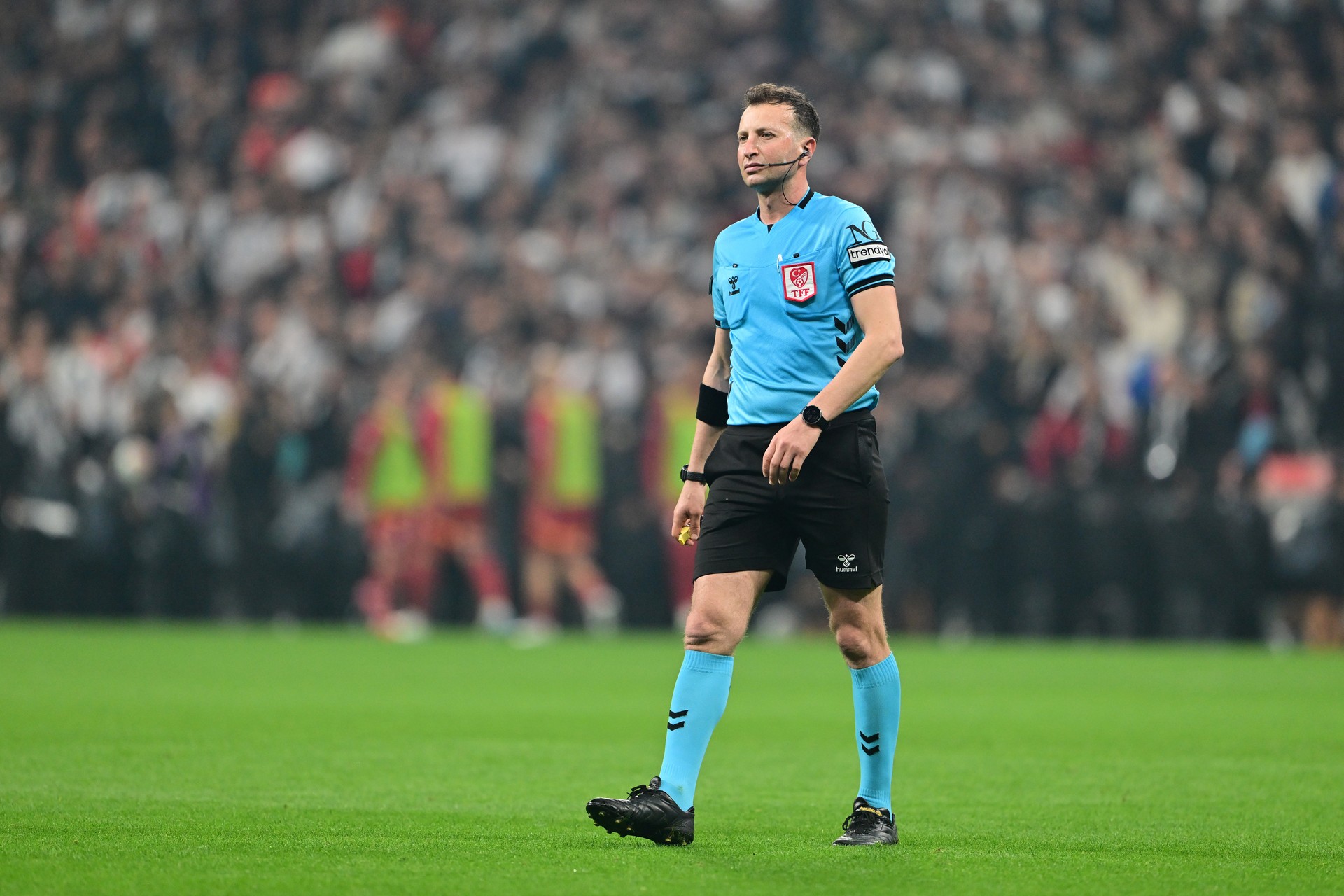 Referee Yasin Kol officiates the match between Besiktas and Galatasaray in the 29th week of Trendyol Super League, Istanbul, Türkiye, March 29, 2025 (AA Photo)