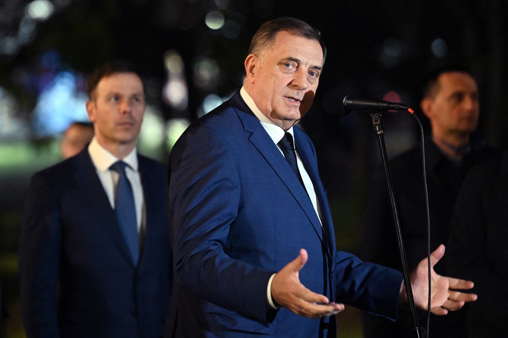 Bosnian Serb leader urges withdrawal from federal institutions