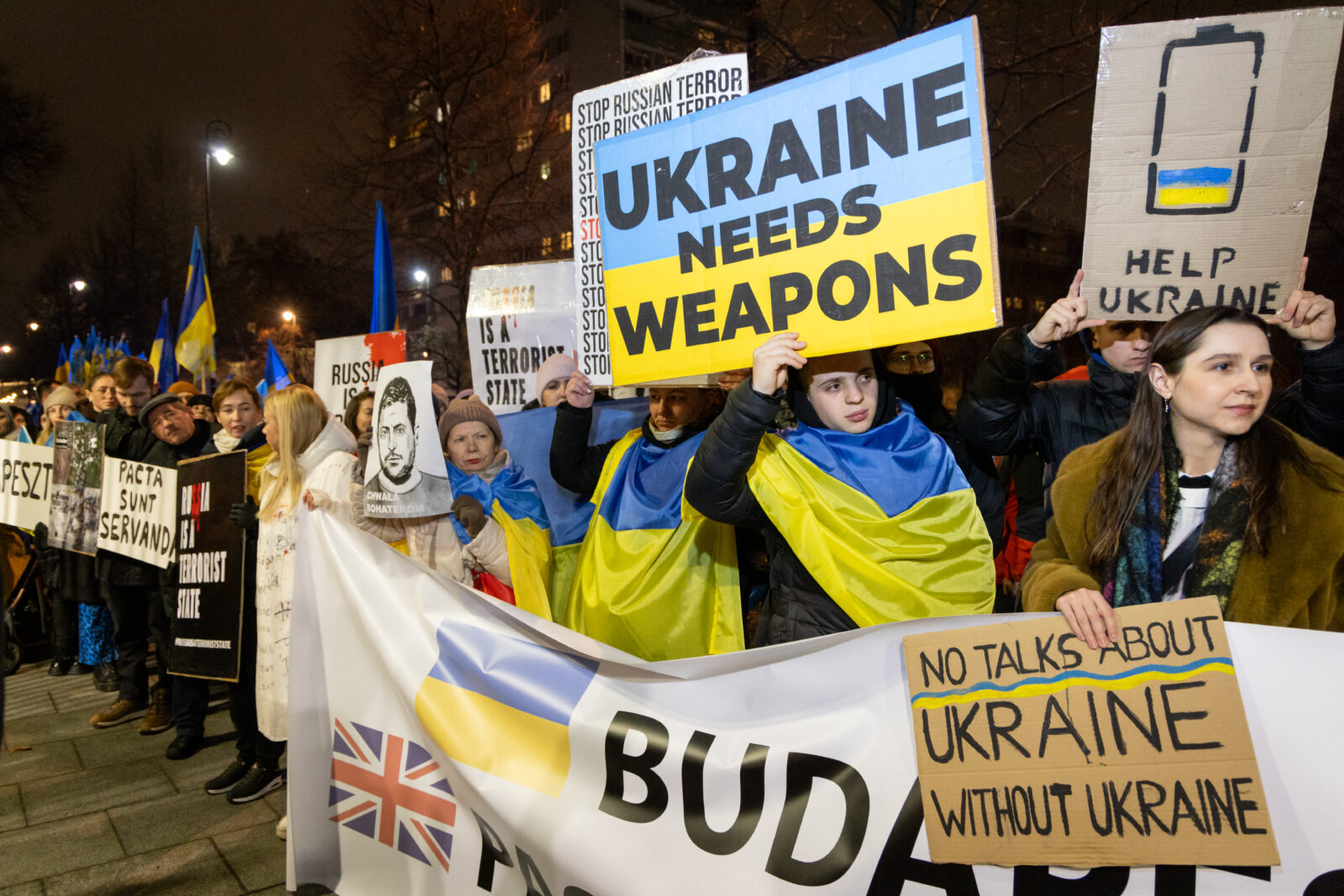 Poles and members of the Ukrainian diaspora take part in a rally in front of the U.S. embassy in Warsaw on March 3, 2025. (AFP Photo)