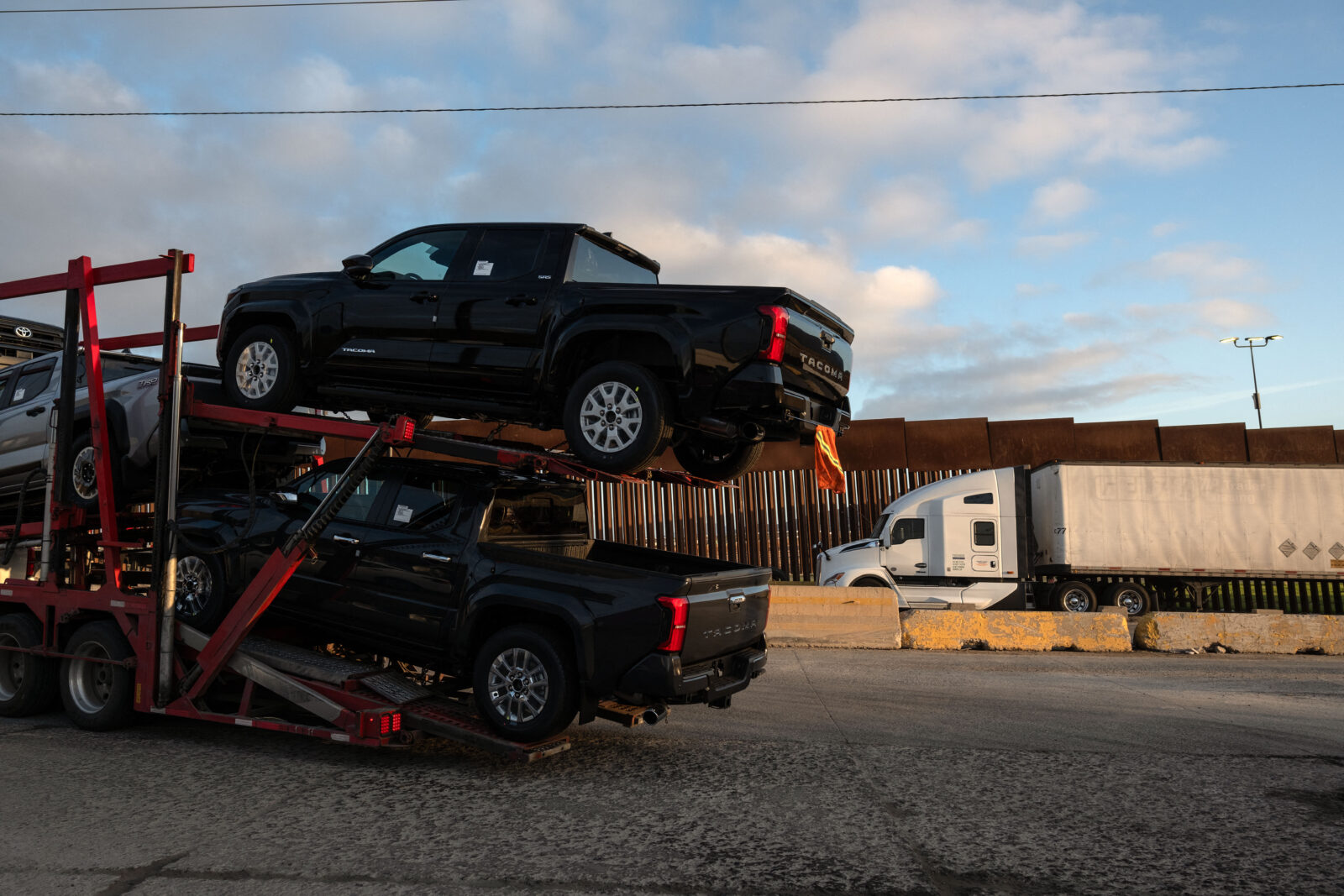 Trucks queue near the Mexico-U.S. border before crossing the border at Otay Commercial crossing in Tijuana, Baja California state, Mexico, on Mar. 4, 2025. (AFP Photo)