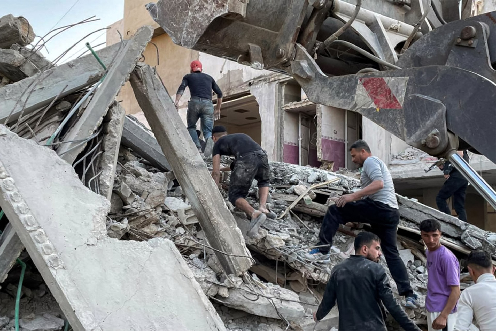 Hezbollah kills 3 Syrian soldiers in Homs countryside