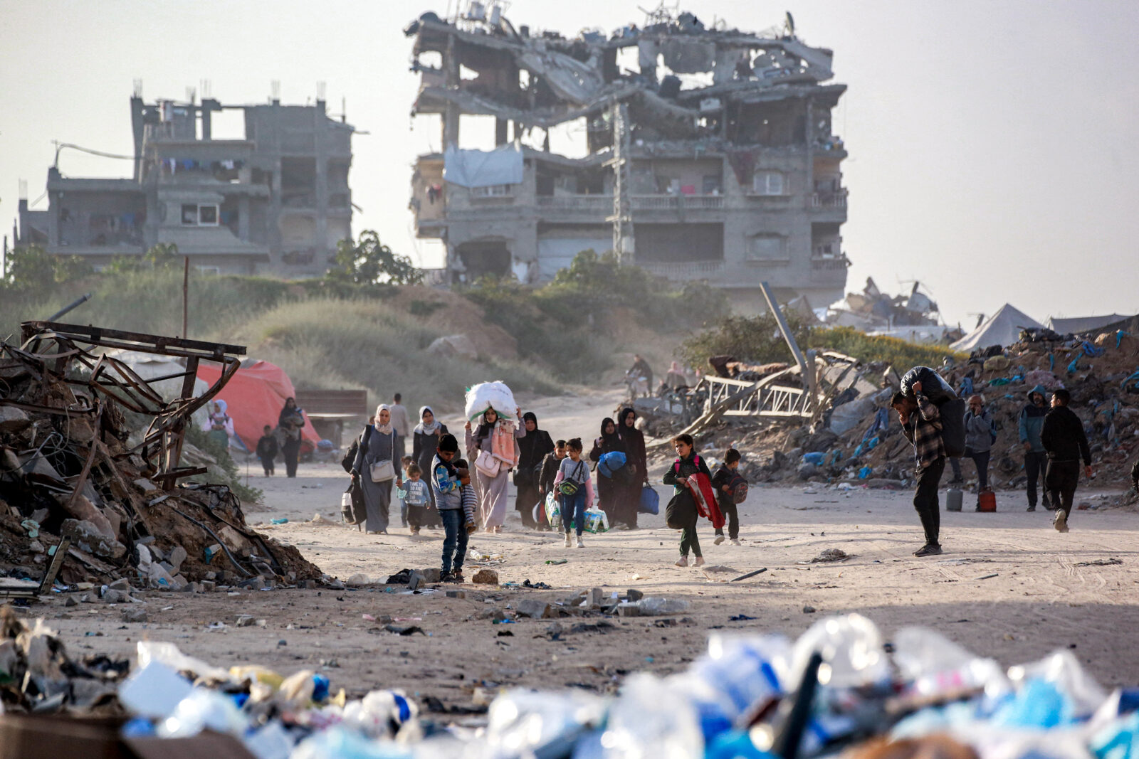 People displaced by conflict and fleeing from Beit Hanun in the northern Gaza Strip arrive carrying their belongings in Gaza City on March 18, 2025. (AFP Photo)