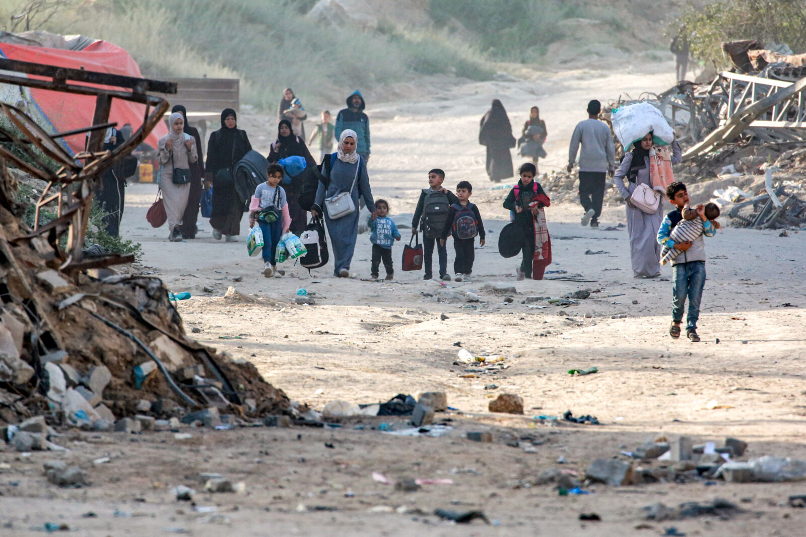 People displaced by conflict and fleeing from Beit Hanun in the northern Gaza Strip arrive carrying their belongings in Gaza City on March 18, 2025. (AFP Photo)
