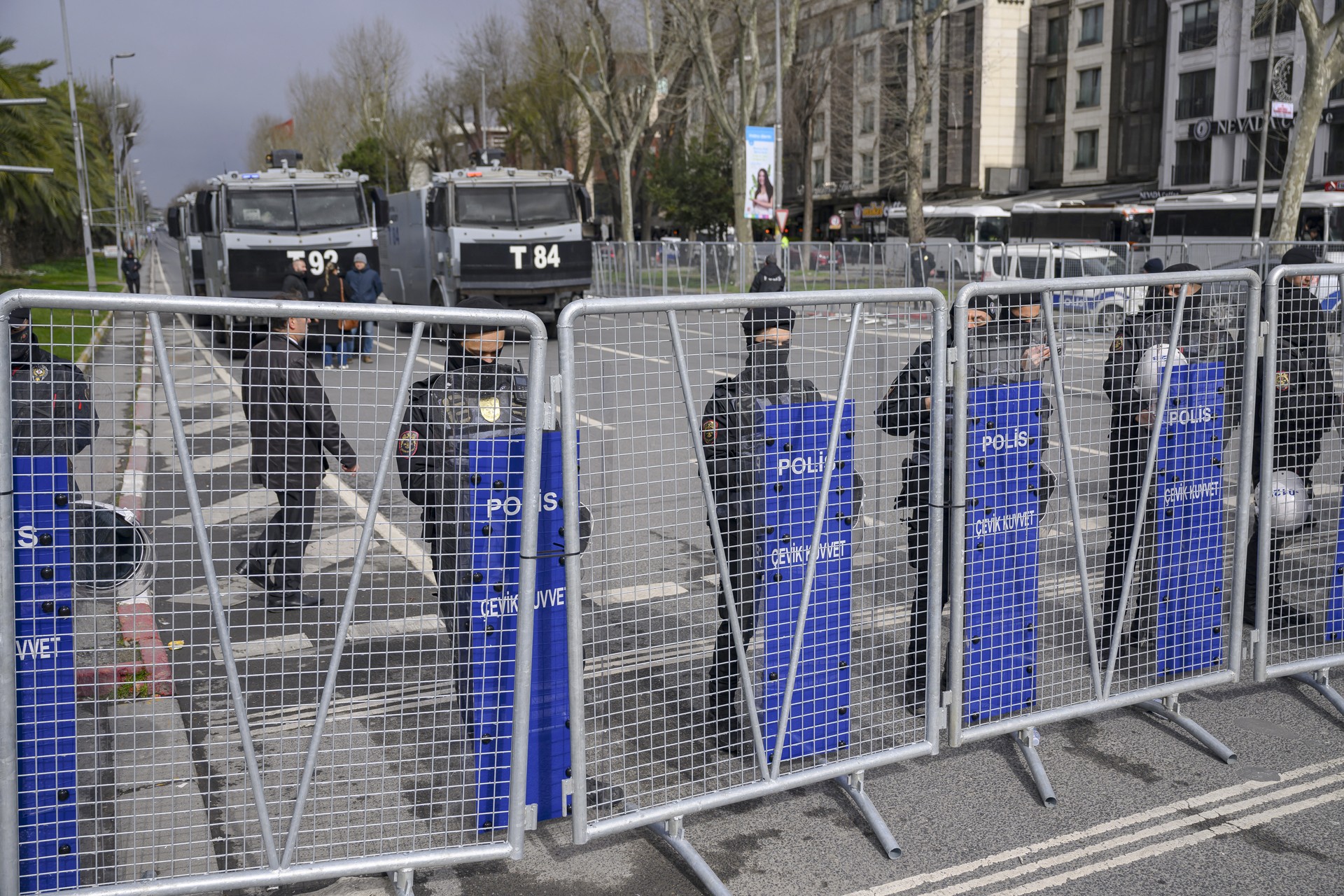 Turkish police officers hold barricade near the Istanbul Police Department on Vatan Avenue in Istanbul on March 19, 2025 (AFP Photo)