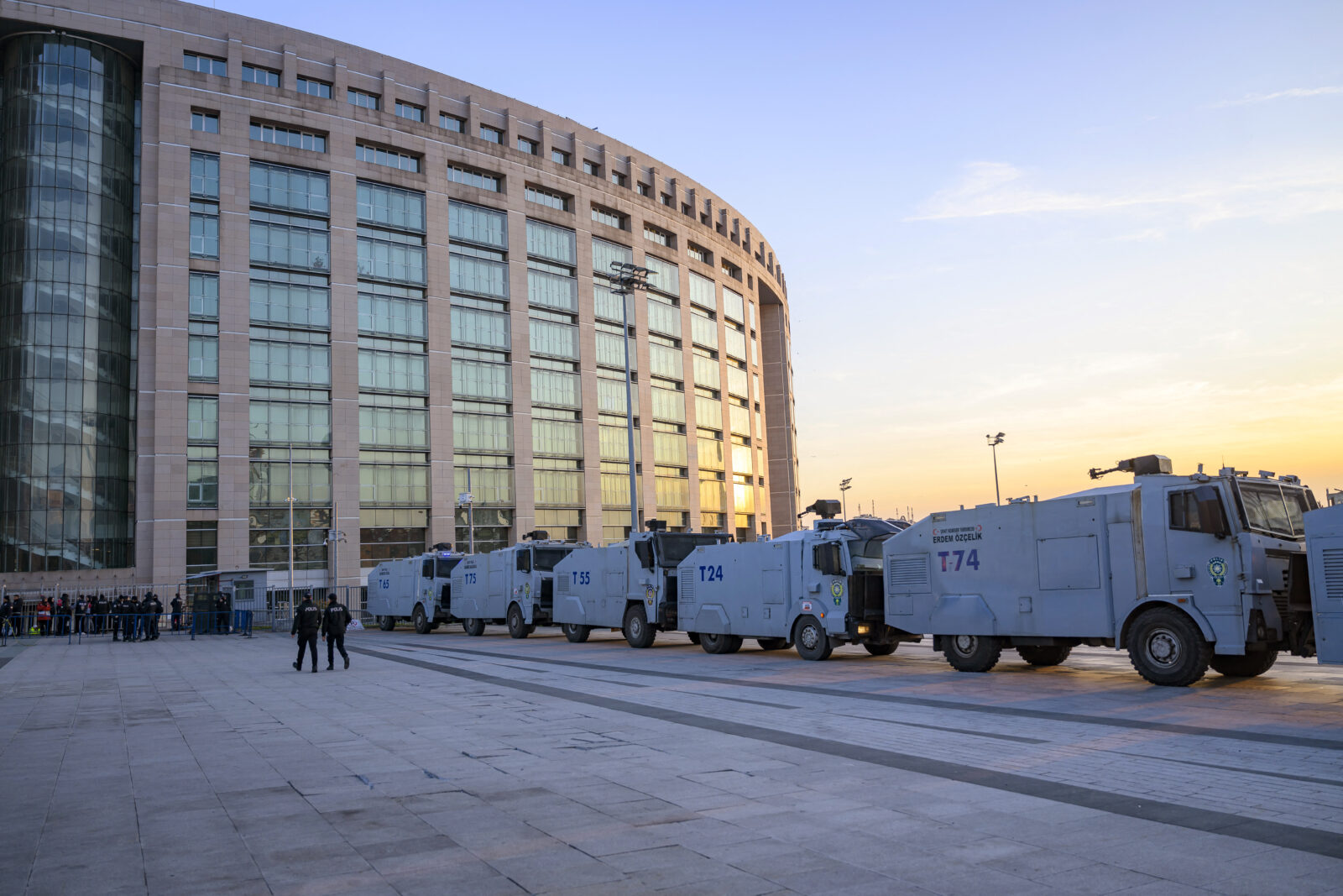 Police forces cordon off the area outside the Caglayan courthouse, in Istanbul, on March 22, 2025 (AFP Photo)