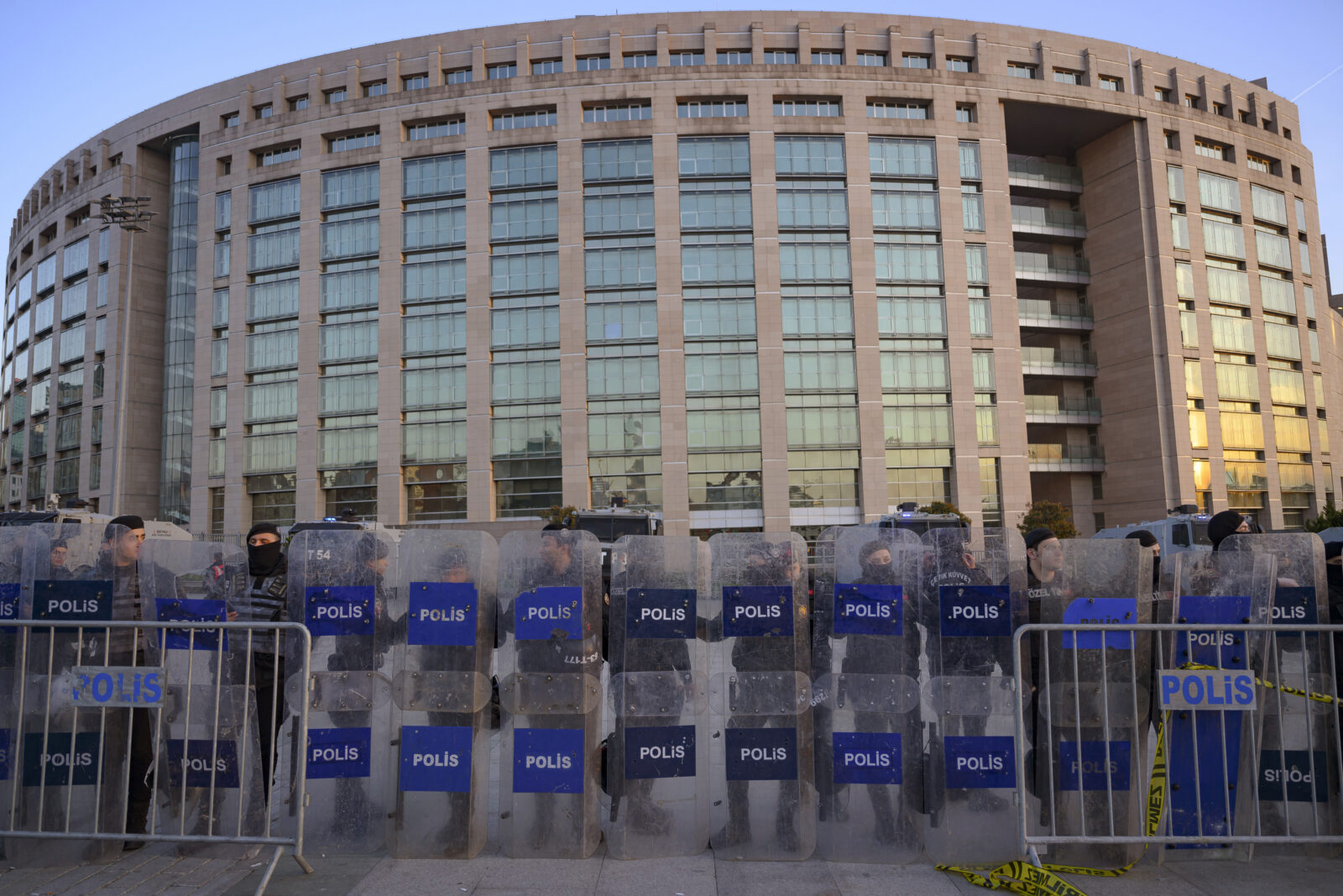Police forces cordon off the area outside the Caglayan courthouse where Istanbul Mayor Ekrem Imamoglu is due to appear before prosecutors following his arrest in Istanbul, on March 22, 2025. (AFP Photo)