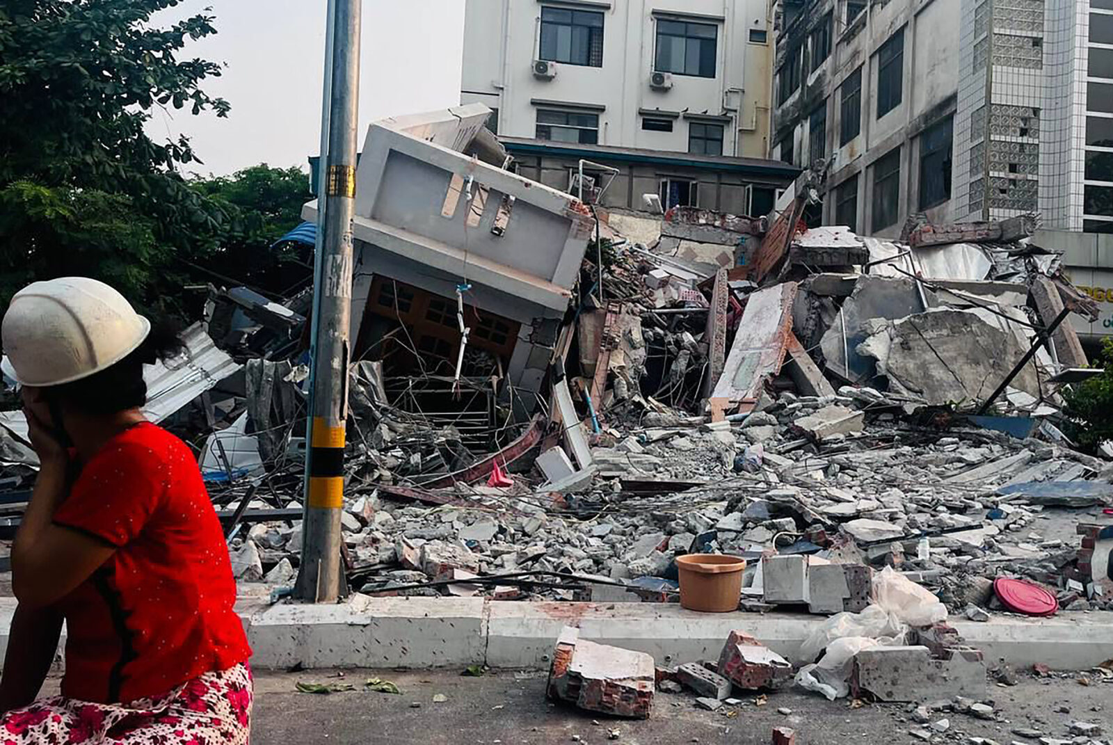 A resident looks on next to a collapsed building in Mandalay after an earthquake in central Myanmar, on March 28, 2025. (AFP Photo)