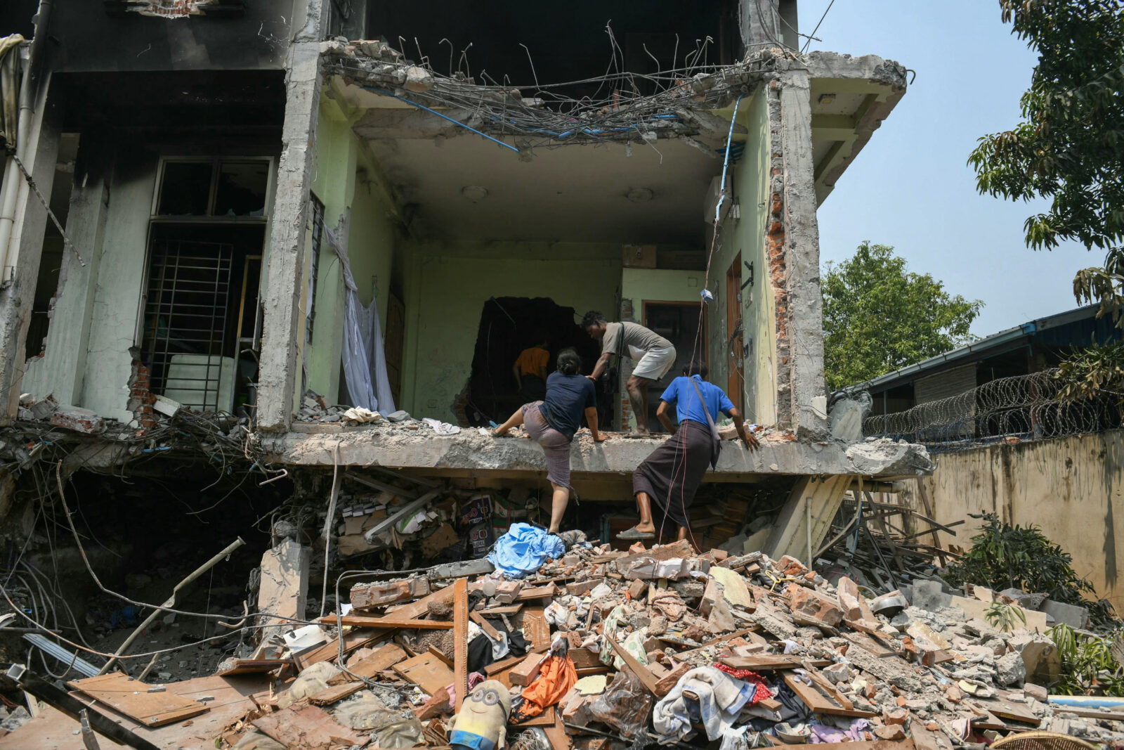 People climb into a damaged building as they look for survivors in Mandalay on March 29, 2025, a day after an earthquake struck central Myanmar. (AFP Photo)
