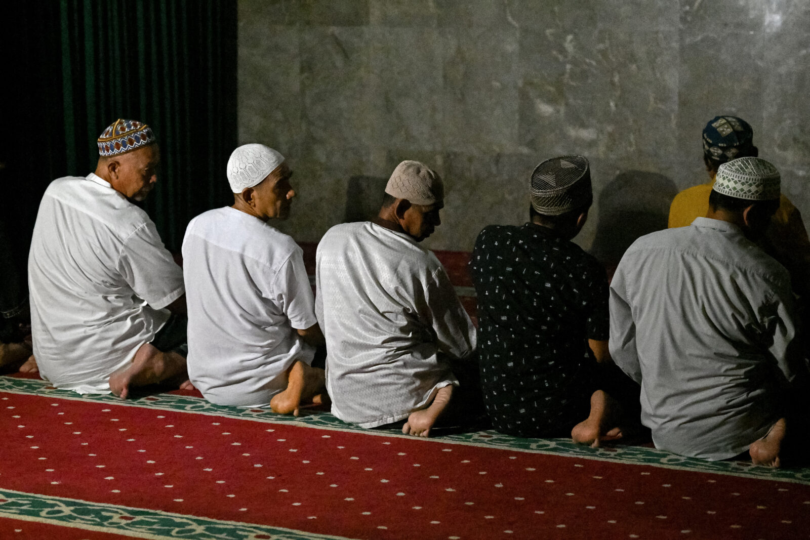 Muslims offer terawih prayers during the Islamic holy fasting month of Ramadan at Asasuttaqwa mosque in Tuban, Indonesia on March 29, 2025. (AFP Photo)