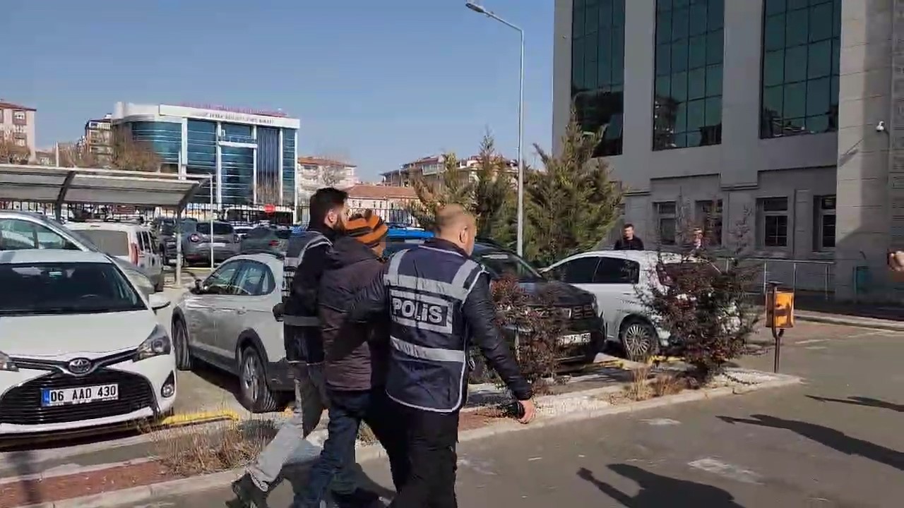 Turkish police escort suspect Tufan Saracoglu to court after he stabbed his brain surgeon in Nigde, Türkiye, Mar. 5, 2025. (IHA Photo)