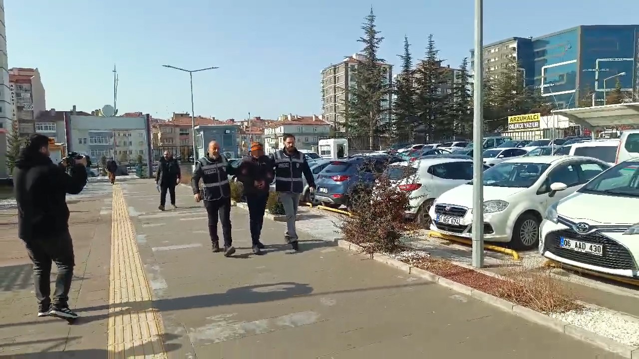 Turkish police escort suspect Tufan Saracoglu to court after he stabbed his brain surgeon in Nigde, Türkiye, Mar. 5, 2025. (IHA Photo)