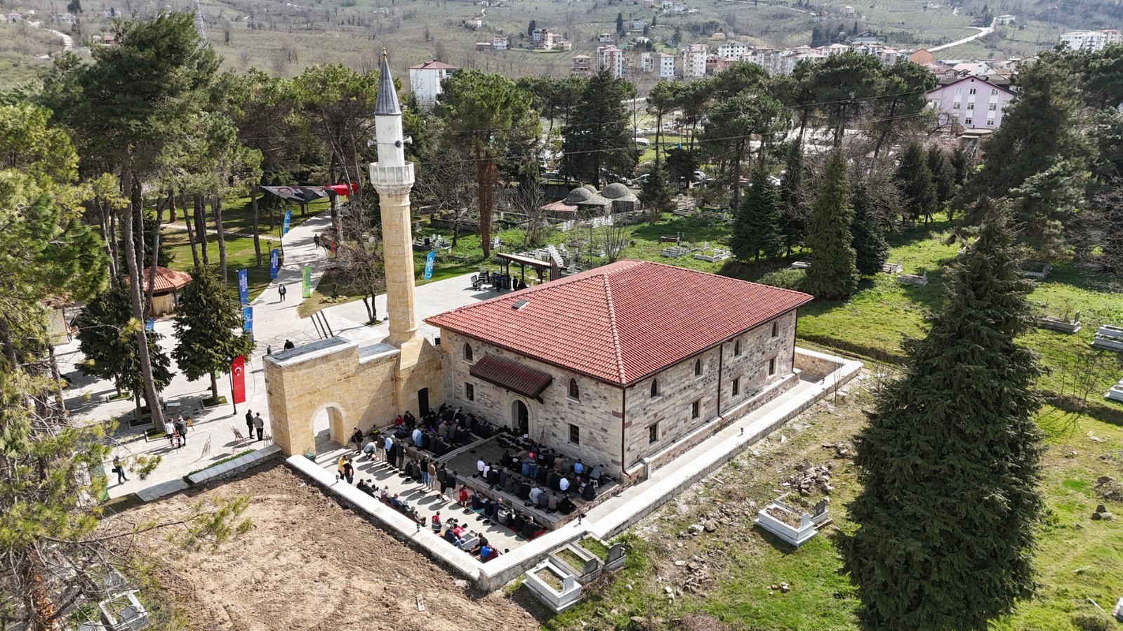 Türkiye's 600-year-old historic mosque reopens for worship after restoration