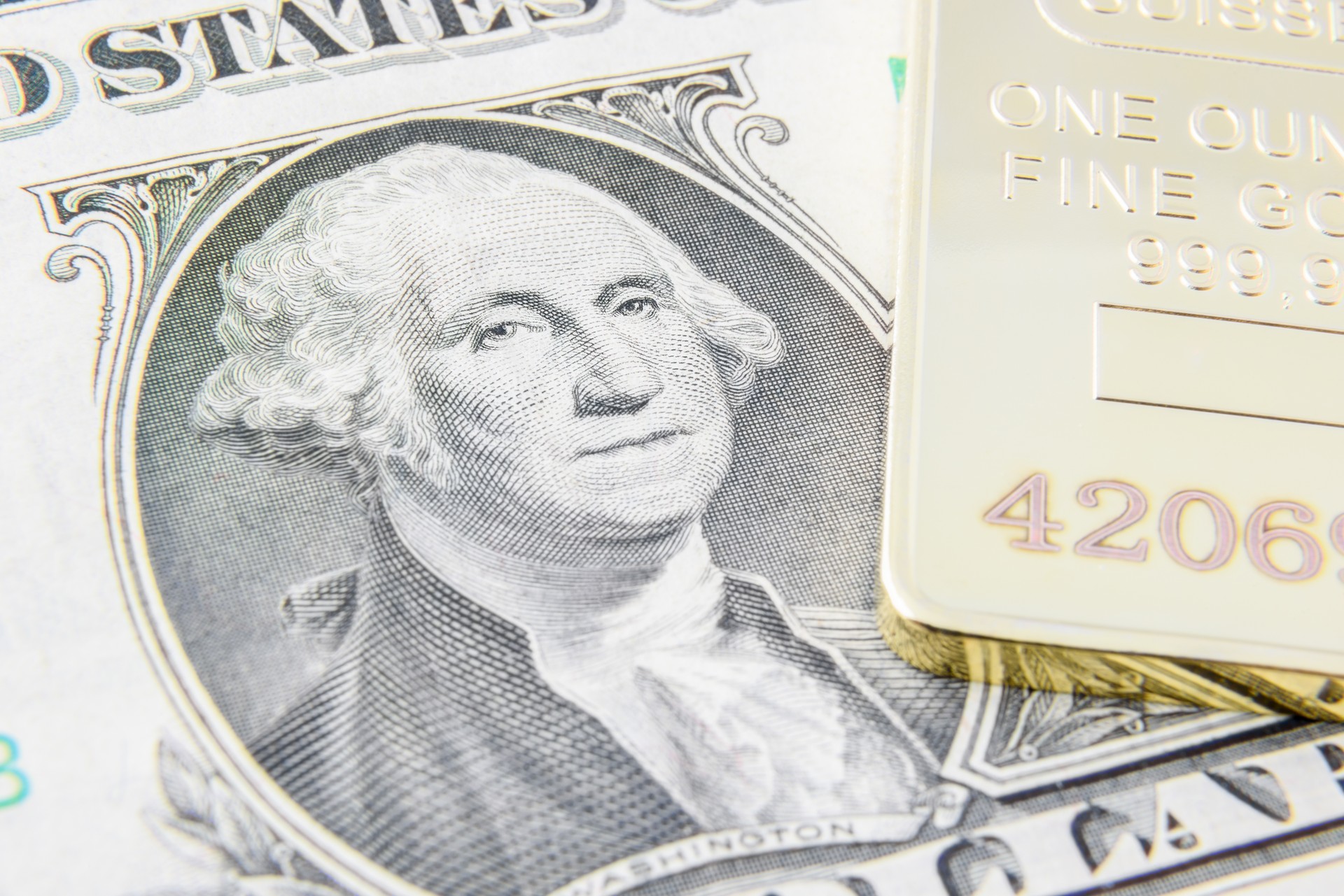 Weakened dollar boosts gold demand, pushing prices to new highs amid tariff standoff