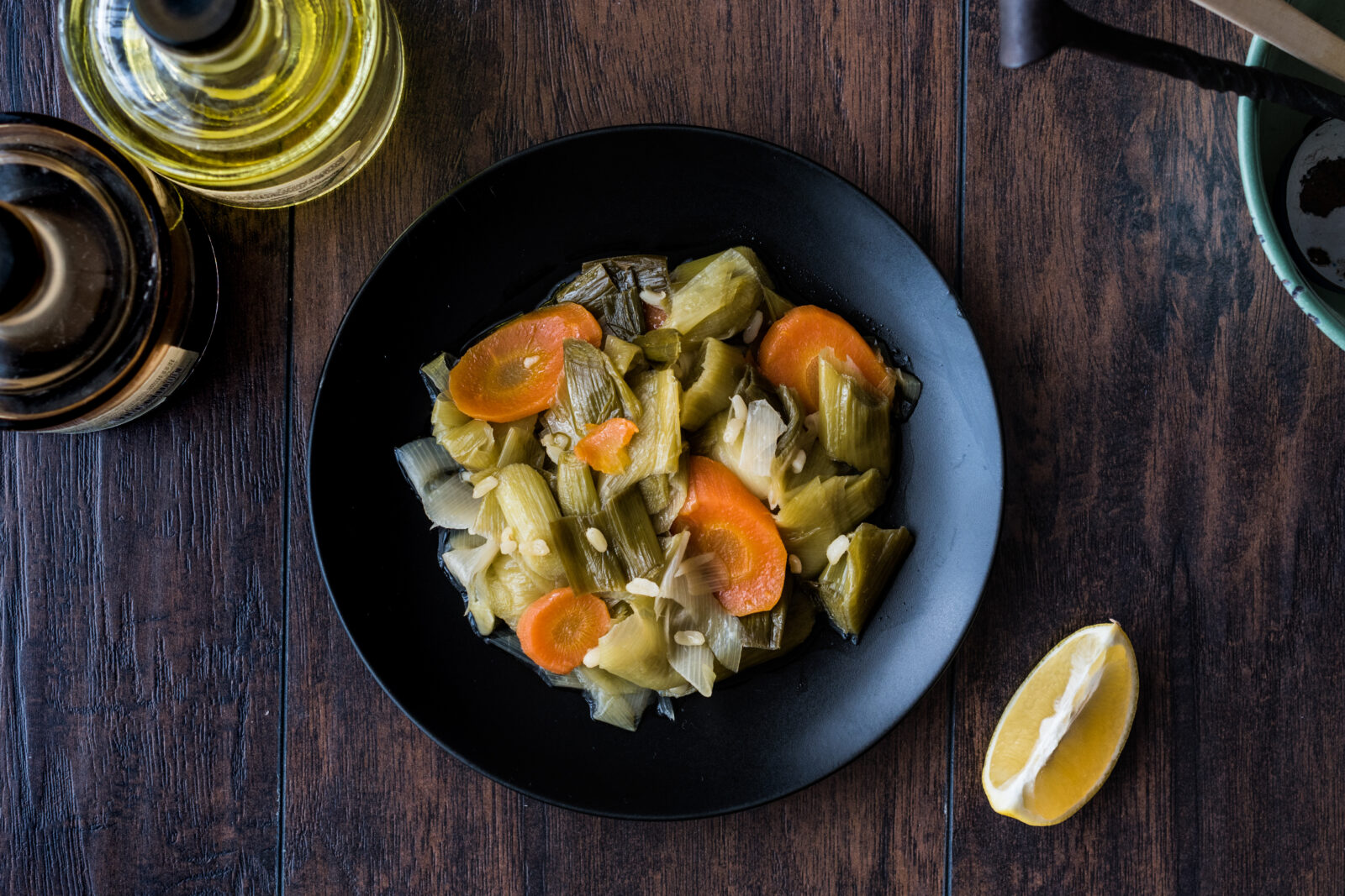A light and healthy serving of olive oil-braised leeks with carrots, perfect for an iftar meal. (Adobe Stock Photo)