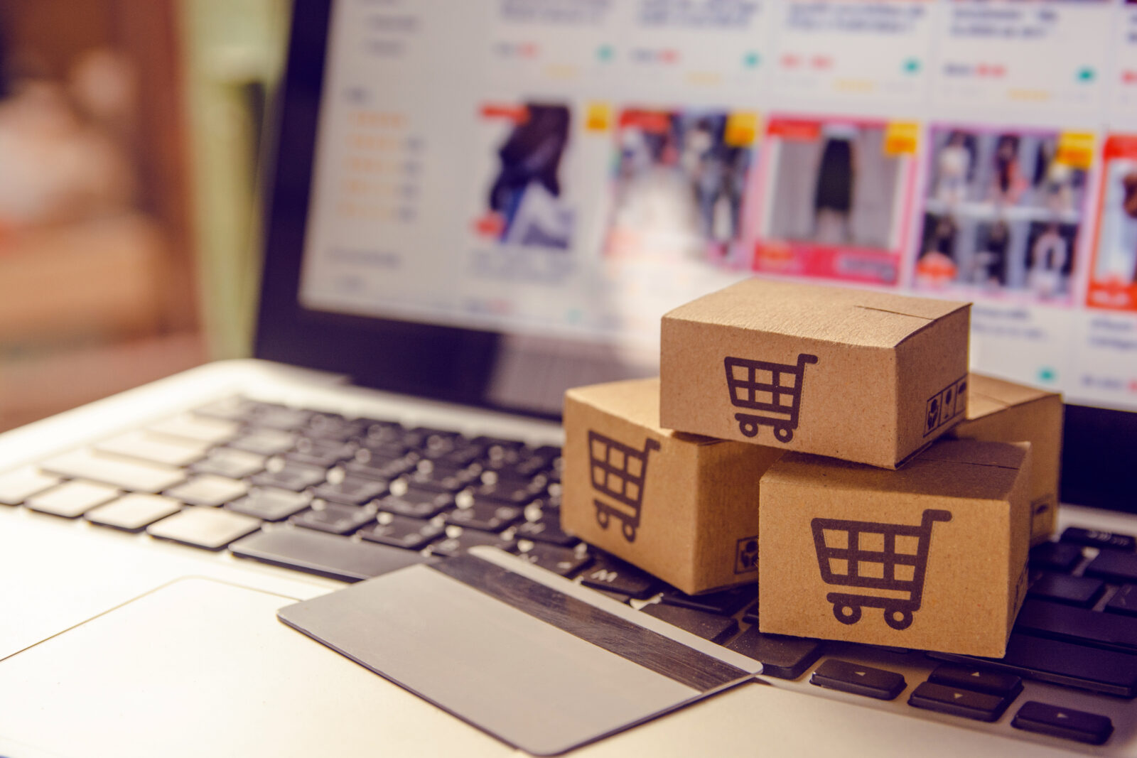 A user shops through a laptop as new e-commerce rules in Türkiye take effect on Apr. 1, 2025. (Adobe Stock Photo)