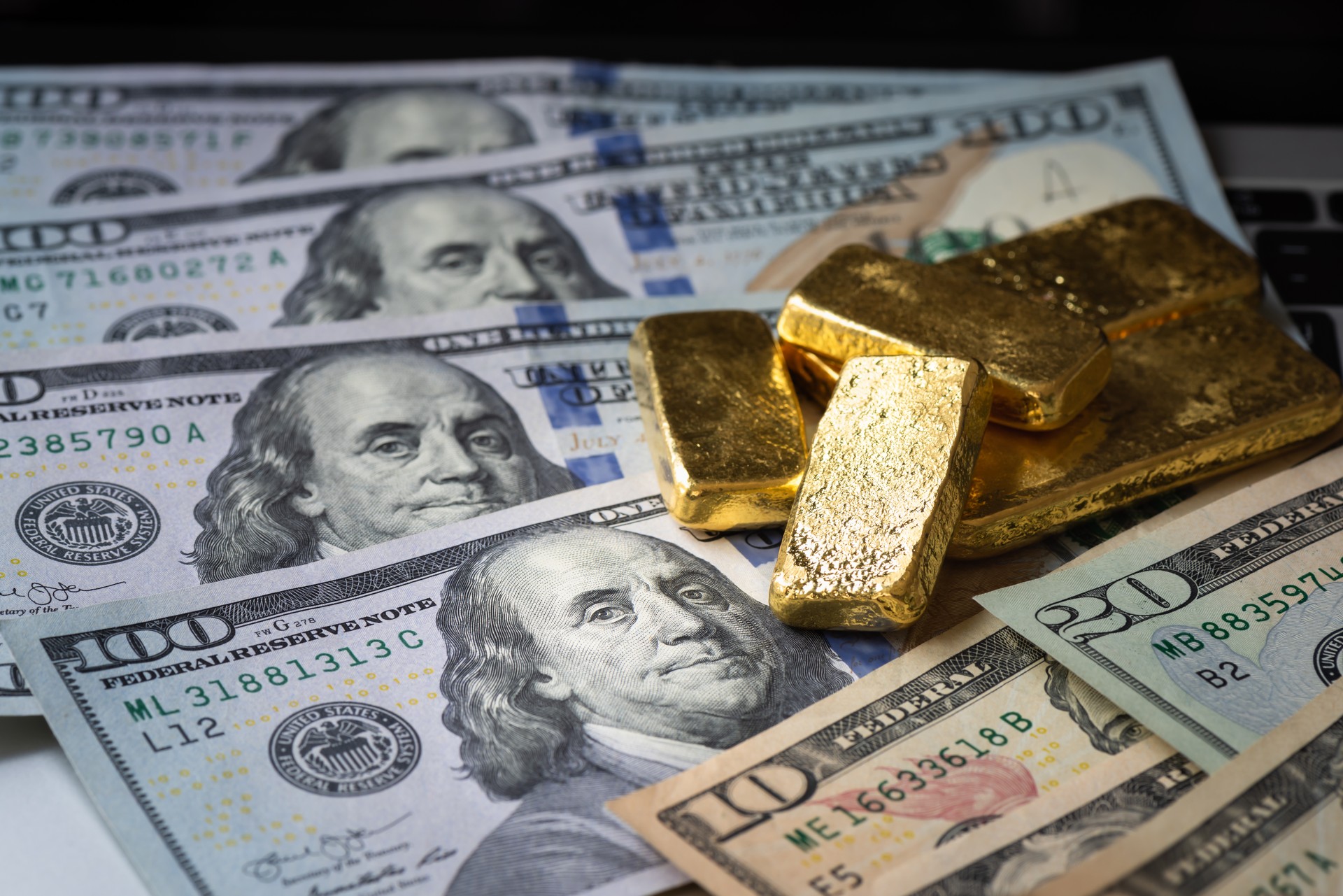 Gold prices surge to new highs amid geopolitical tensions, tariffs