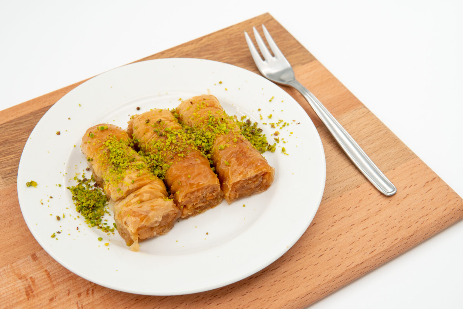 Golden, flaky walnut-stuffed baklava rolls, a classic Turkish dessert known for its crisp layers and sweet syrup. (Adobe Stock Photo)