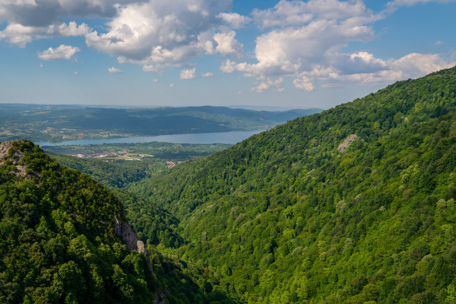 The lush green hills of Kartepe overlook Sapanca Lake, making it a perfect nature retreat near Istanbul in spring, Kocaeli, Türkiye. (Adobe Stock Photo)
