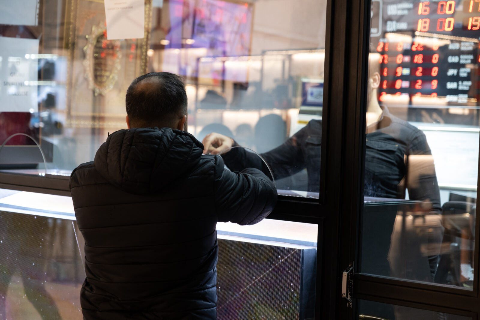 File photo shows a man exchanging currency at a bureau de change in Istanbul, Türkiye, accessed on Mar. 22, 2025. (Adobe Stock Photo)