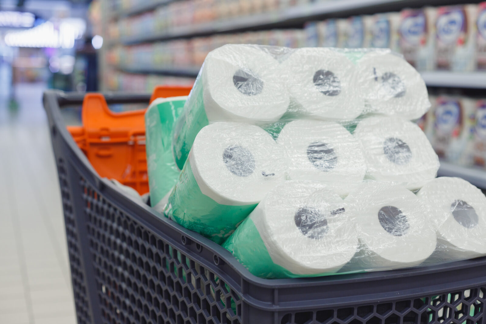 File photo shows a shopping cart filled with packs of toilet paper in a supermarket aisle. Cost of living in Istanbul continued to skyrocket on February 2025. (Adobe Stock Photo)
