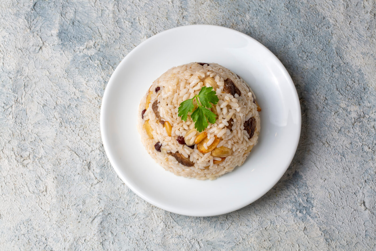 A fragrant rice pilaf with pine nuts and currants, a traditional side dish for iftar in Türkiye. (Adobe Stock Photo)