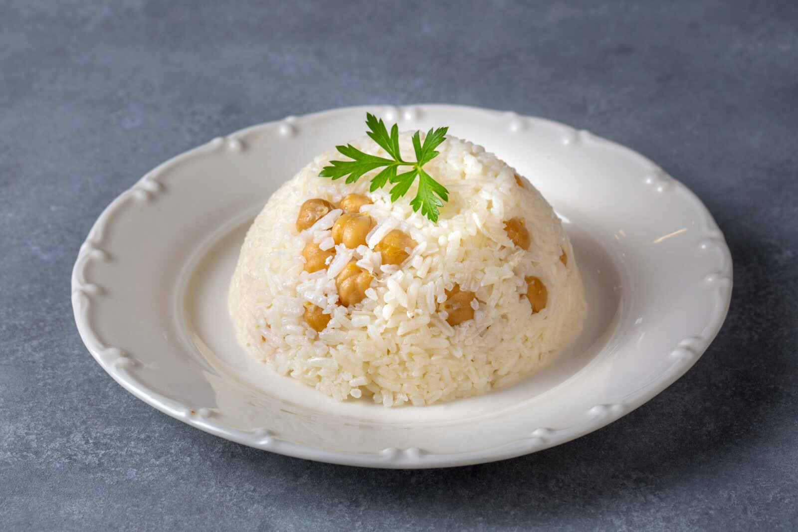 Nohutlu Pilav, a classic Turkish side dish, pairs fluffy rice with tender chickpeas for a simple yet flavorful accompaniment. (Αdobe Stock Photo)