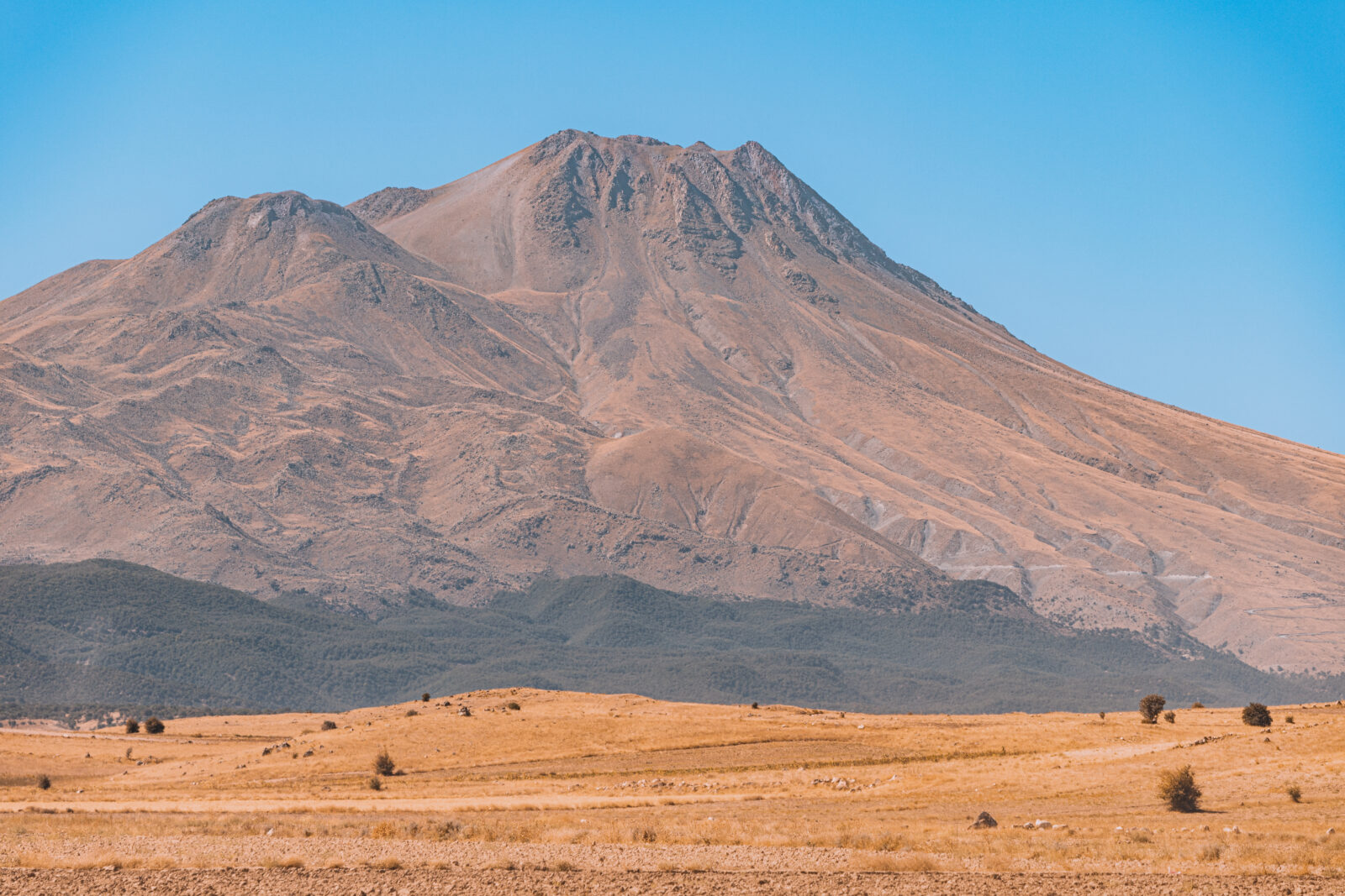 Mount Hasan extinct volcano summit view at autumn time, Aksaray, Türkiye. (Adobe Stock Photo)