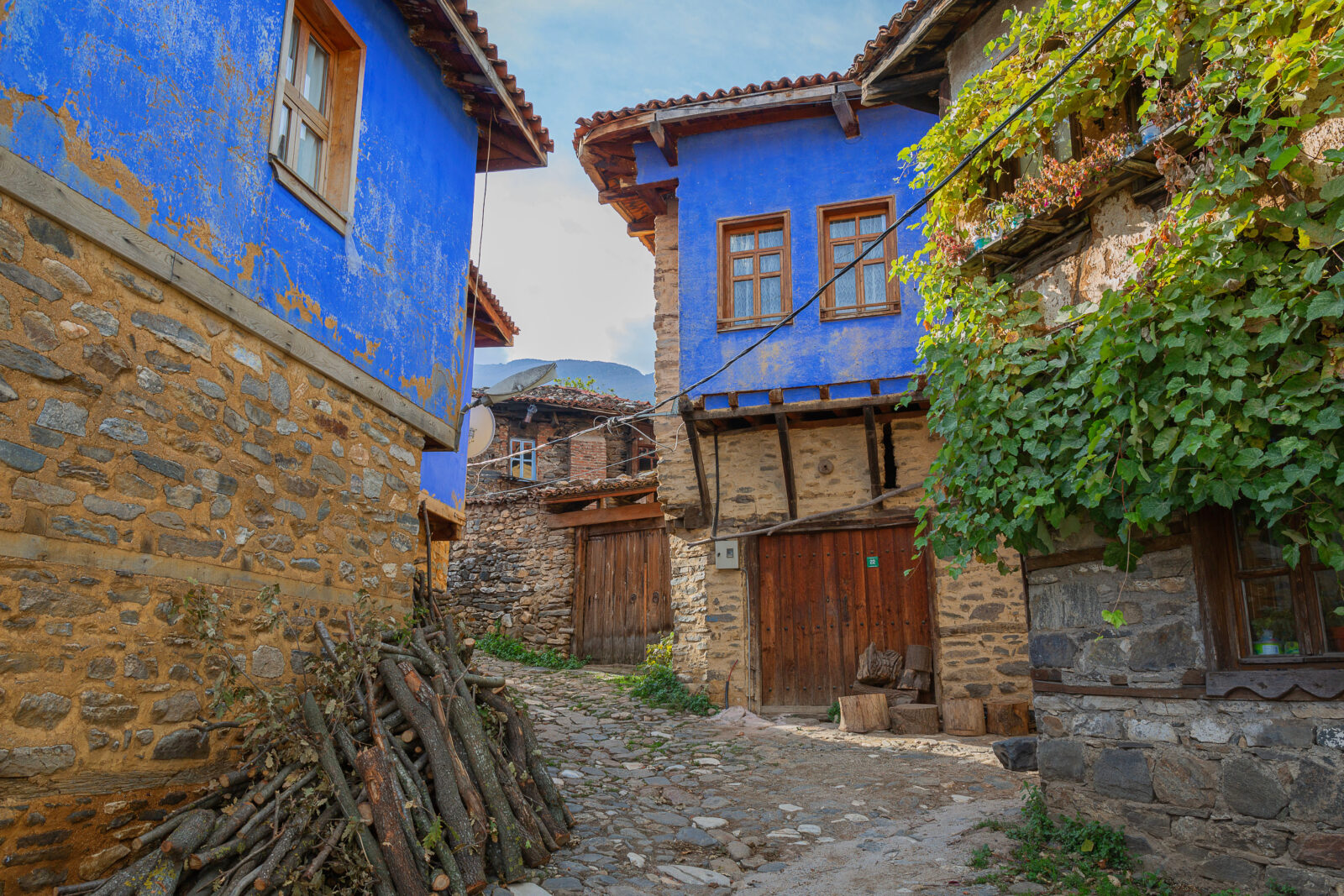 The historic village of Cumalikizik near Bursa preserves Ottoman-era architecture with colorful homes and cobblestone streets, Türkiye. (Adobe Stock Photo)