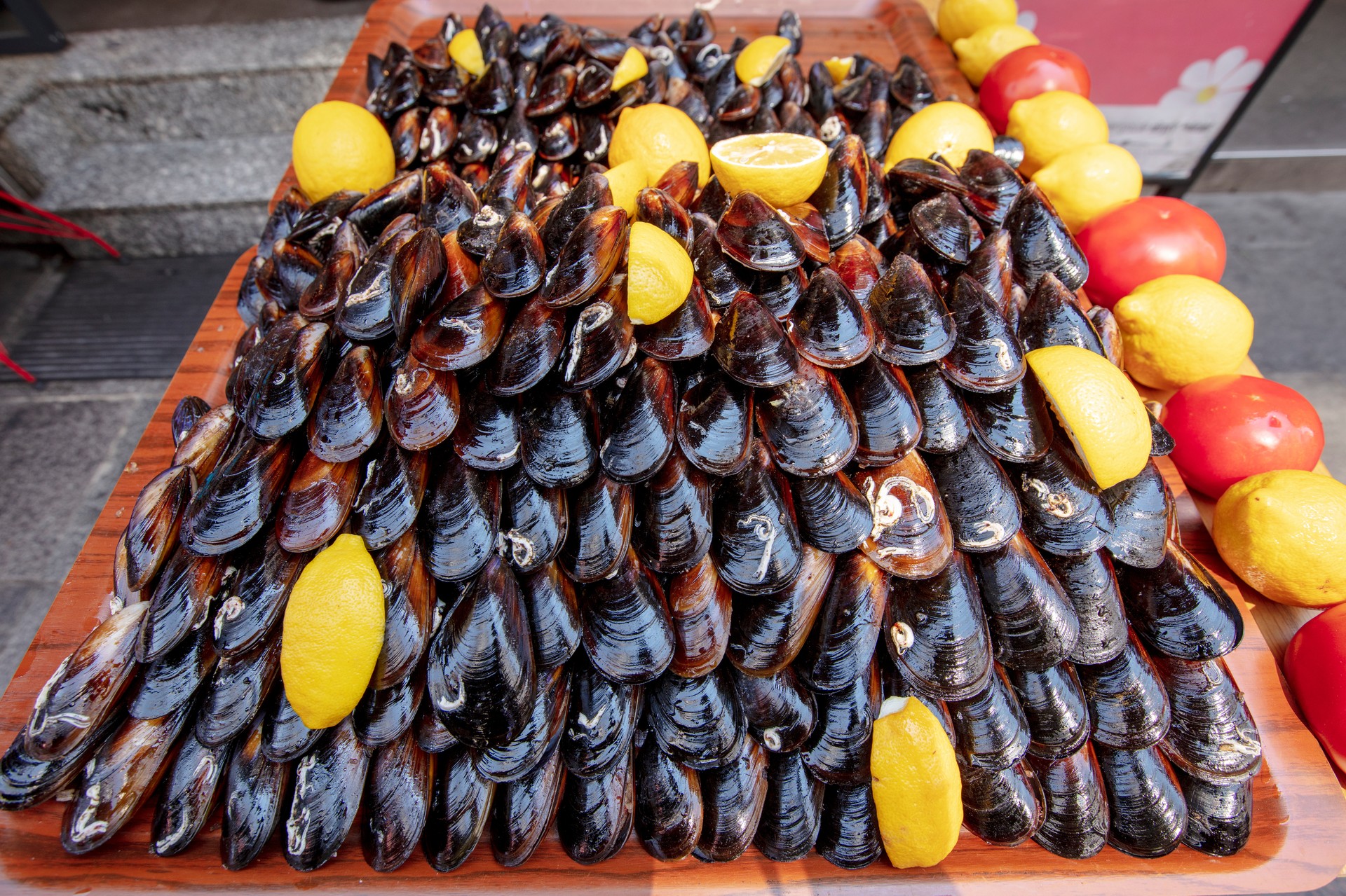 Mussels are sold from a street cart in Türkiye. (Adobe Stock Photo)