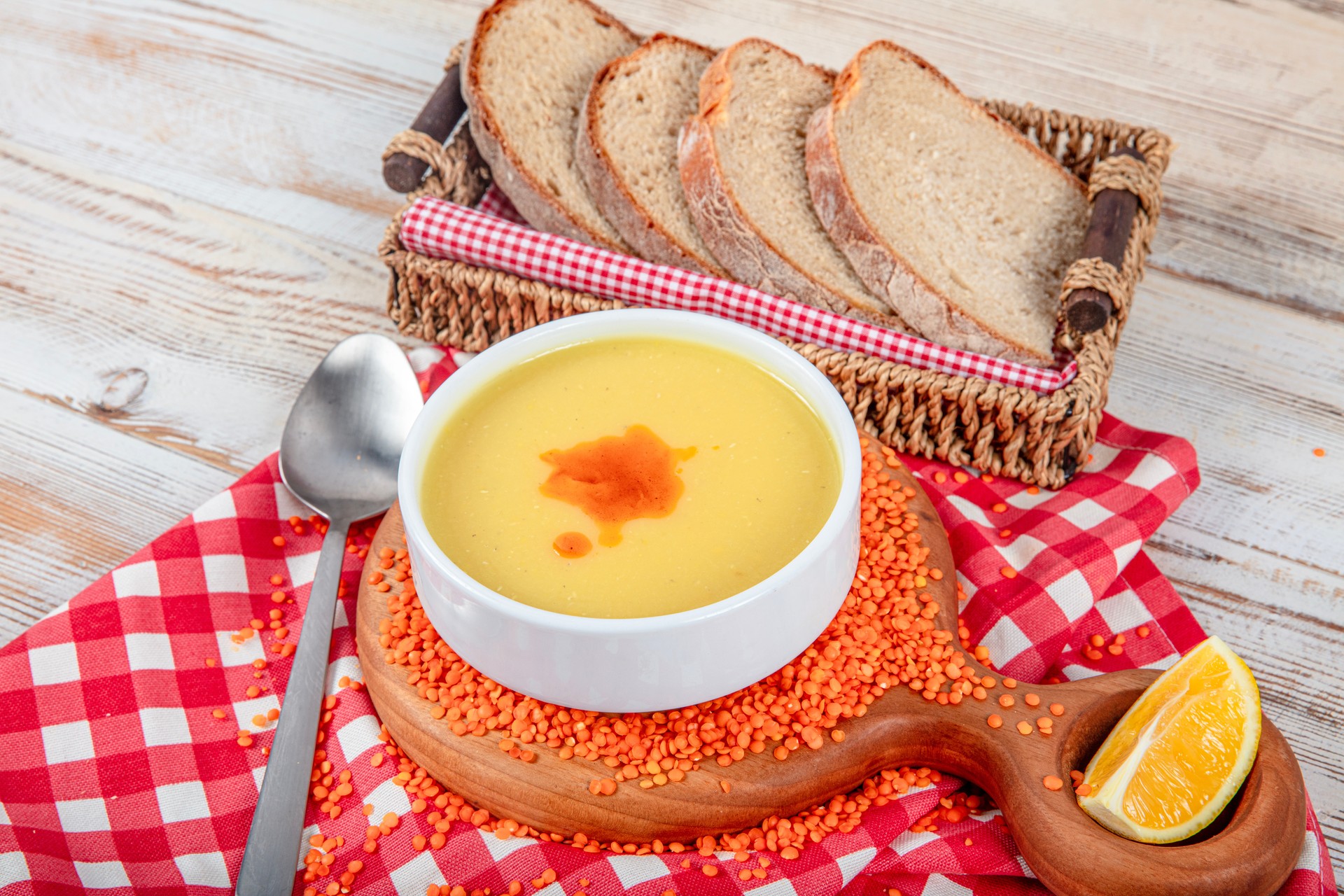 Turkish red lentil soup with cumin and lemon (kimyonlu mercimek corbasi), served with a drizzle of chili-infused oil, perfect to begin your iftar meal. (Adobe Stock Photo)