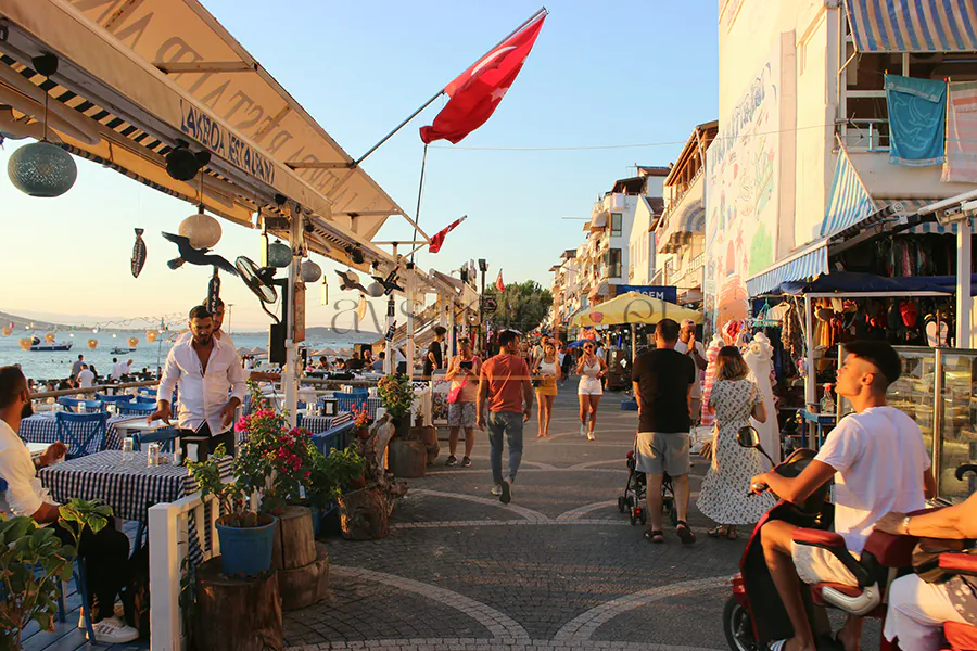 Locals and tourists walk along a busy street lined with market stalls and vendors on Avsa Island, Balikesir, Türkiye. (Photo via X)