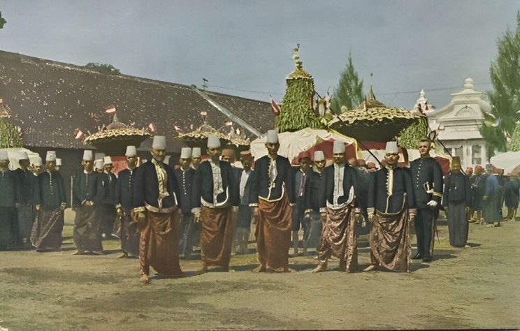 Court official of the Sultan of Java with old insignia In the grebeg Maulud ceremony (Commemoration of the Birth of the Prophet Muhammad), 1900-1940. (Photo via The Miriam and Ira D. Wallach Picture Collection)